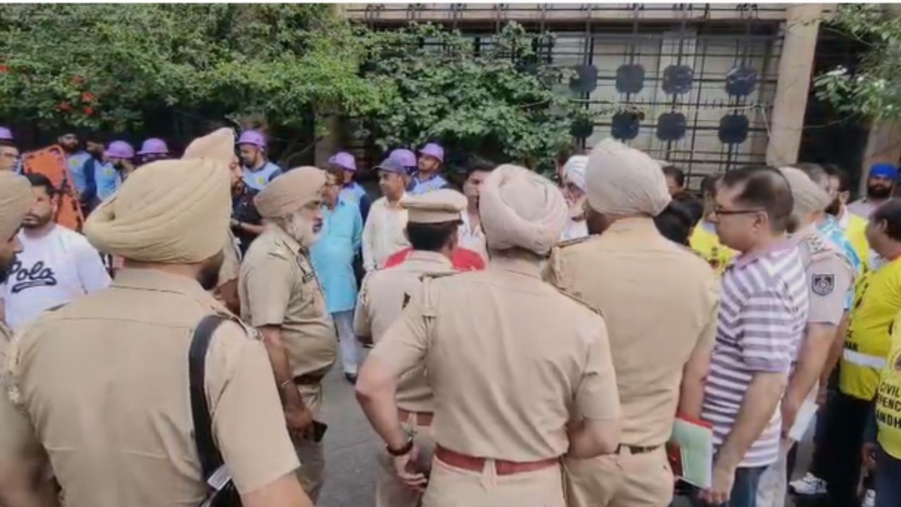 ਪੰਜਾਬ ਦੇ ਜਲੰਧਰ ਵਿੱਚ, SDRF ਟੀਮ, ਸਿਵਲ ਡਿਫੈਂਸ ਟੀਮ ਅਤੇ ਪੰਜਾਬ ਪੁਲਿਸ ਦੁਆਰਾ ਇੱਕ ਮੌਕ ਡ੍ਰਿਲ ਕੀਤੀ ਜਾ ਰਹੀ ਹੈ। ਇਸ ਮੌਕ ਡ੍ਰਿਲ ਤੋਂ ਪਹਿਲਾਂ, ਇੱਕ ਏਰੀਅਲ ਮੌਕ ਡ੍ਰਿਲ ਹੋਵੇਗੀ ਅਤੇ ਹਵਾਈ ਸੈਨਾ ਏਰੀਅਲ ਮੌਕ ਡ੍ਰਿਲ ਕਰੇਗੀ।