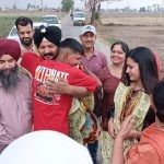 ਸ਼ੌਰਿਆ ਚੱਕਰ ਨਾਲ ਸਨਮਾਨਿਤ ਮੇਜਰ ਤ੍ਰਿਪਤਪ੍ਰੀਤ ਸਿੰਘ ਆਪਣੇ ਪਿੰਡ ਪੁੱਜੇ, ਹੋਇਆ ਸ਼ਾਨਦਾਰ ਸਵਾਗਤ ਸ਼ੌਰਿਆ ਚੱਕਰ ਨਾਲ ਸਨਮਾਨਿਤ ਮੇਜਰ ਤ੍ਰਿਪਤਪ੍ਰੀਤ ਸਿੰਘ ਆਪਣੇ ਪਿੰਡ ਪੁੱਜੇ, ਹੋਇਆ ਸ਼ਾਨਦਾਰ ਸਵਾਗਤ
