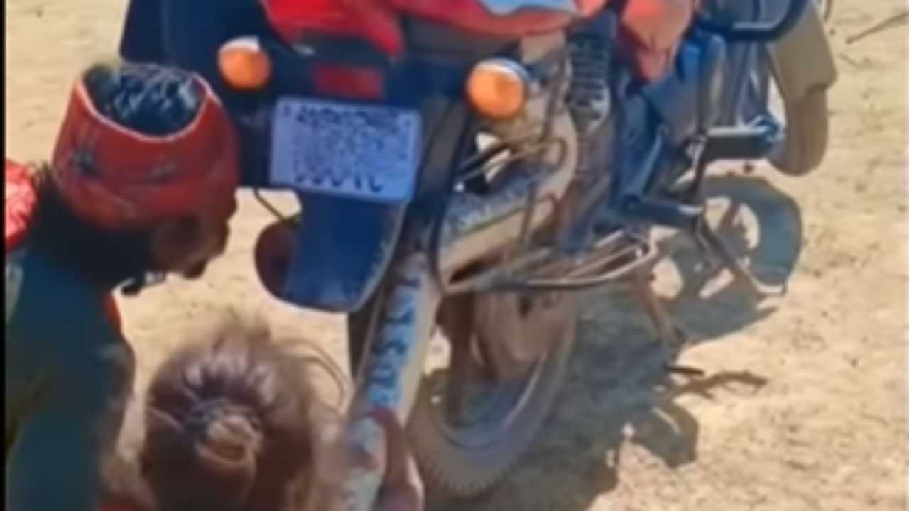 Viral Video: ਬਾਈਕ ਦੇ ਪਿਛਲੇ ਟਾਇਰ ਚ ਲਿਪਟਿਆ ਹੋਇਆ ਸੀ ਵਿਸ਼ਾਲ ਸੱਪ, ਕੁੜੀ ਅਤੇ ਉਸਦੇ ਪਿਤਾ ਨੇ ਦਿਖਾਈ ਗਜ਼ਬ ਦੀ ਹਿੰਮਤ