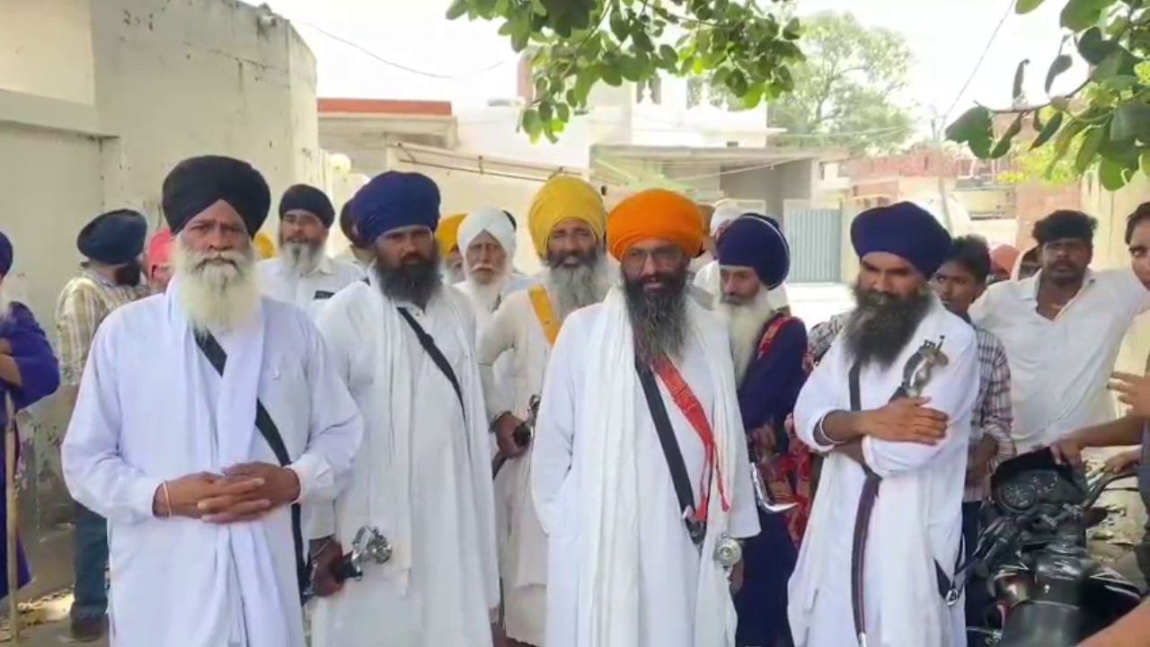 ਤਰਨਤਾਰਨ ਦੇ ਪਿੰਡ ਛੋਟਾ ਝਬਾਲ ਵਿੱਚ ਬੇਅਦਬੀ: ਫਿਰਨੀ ਨੇੜੇ ਮਿਲੇ ਗੁਟਕਾ ਸਾਹਿਬ ਦੇ ਅੰਗ, ਪਿੰਡ ਵਾਸੀਆਂ ਵਿੱਚ ਰੋਸ