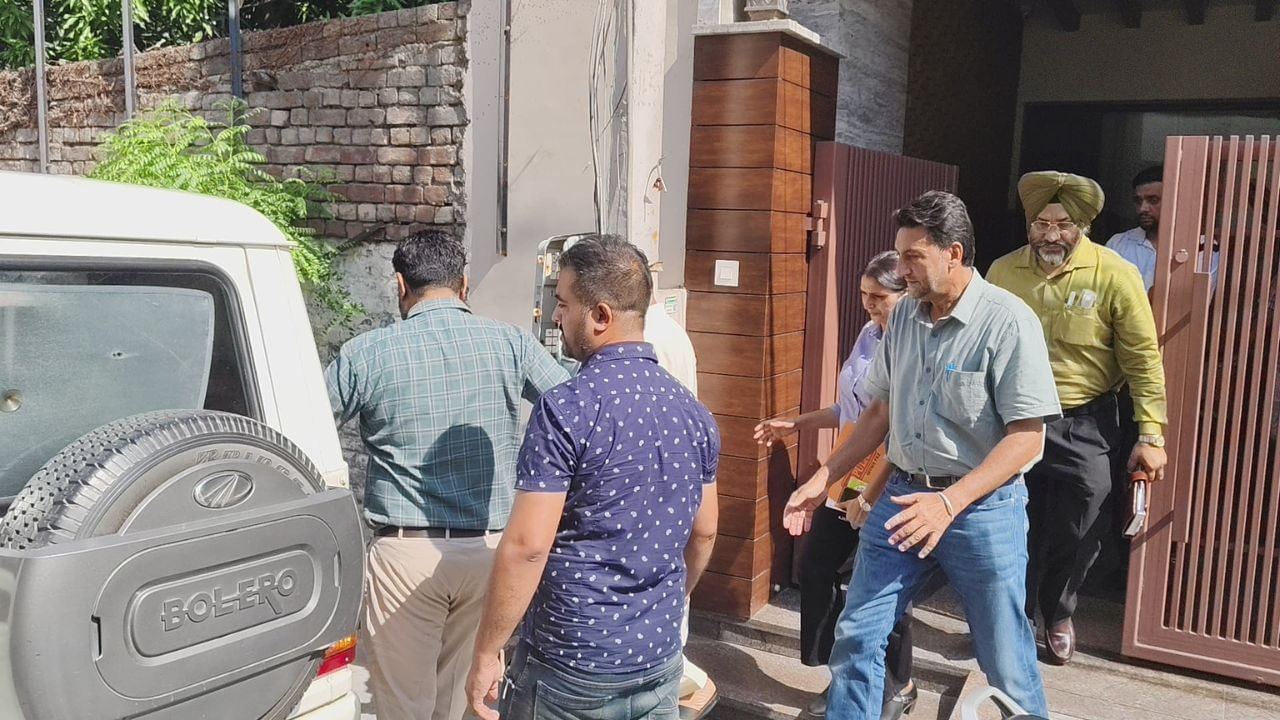 ਰਮਨ ਅਰੋੜਾ ਦੀਆਂ ਵਧੀਆਂ ਮੁਸ਼ਕਲਾਂ, MLA ਨੂੰ ਕੁੜਮ ਦੇ ਘਰ ਲੈ ਕੇ ਪਹੁੰਚੀ ਵਿਜੀਲੈਂਸ