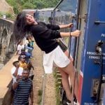 Viral: ਕੁੜੀ ਰੇਲਗੱਡੀ ਦੇ ਗੇਟ ਨਾਲ ਲਟਕ ਕੇ ਬਣਾ ਰਹੀ ਸੀ ਰੀਲ, ਅਗਲੇ ਹੀ ਪਲ ਹੋਇਆ ਕੁੱਝ ਅਜਿਹਾ, ਦੇਖੋ ਵੀਡੀਓ Viral: ਕੁੜੀ ਰੇਲਗੱਡੀ ਦੇ ਗੇਟ ਨਾਲ ਲਟਕ ਕੇ ਬਣਾ ਰਹੀ ਸੀ ਰੀਲ, ਅਗਲੇ ਹੀ ਪਲ ਹੋਇਆ ਕੁੱਝ ਅਜਿਹਾ, ਦੇਖੋ ਵੀਡੀਓ