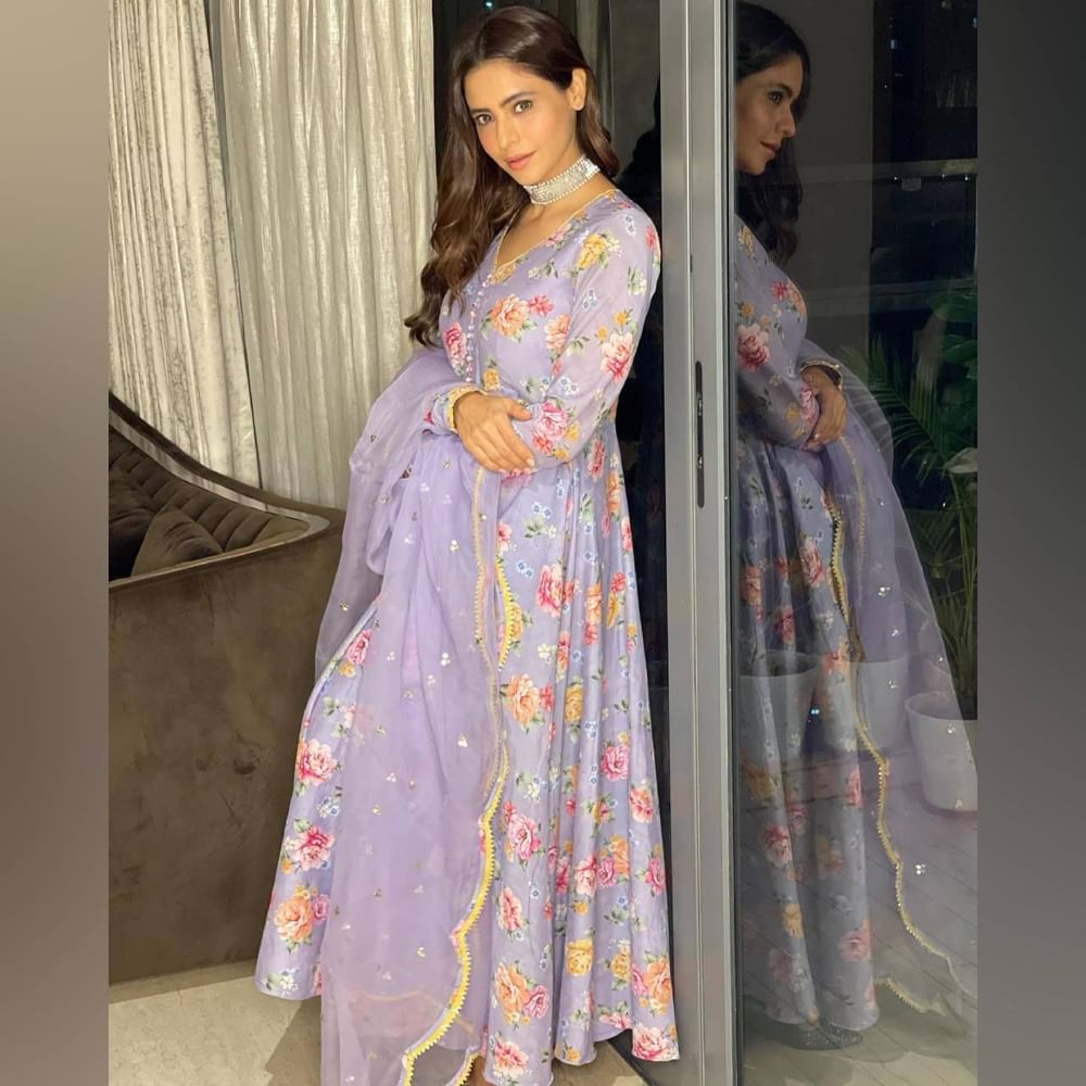 ਆਮਨਾ ਸ਼ਰੀਫ ਨੇ ਲਾਈਟ ਵੇਟ ਫਲੋਰਲ ਪ੍ਰਿੰਟ ਵਾਲਾ ਅਨਾਰਕਲੀ ਸੂਟ ਪਾਇਆ ਹੋਇਆ ਹੈ। ਤੁਸੀਂ ਅਦਾਕਾਰਾ ਦੇ ਇਸ ਸੂਟ ਡਿਜ਼ਾਈਨ ਤੋਂ ਦਫਤਰ ਲਈ ਜਾਂ ਕਿਸੇ ਖਾਸ ਮੌਕੇ ਲਈ ਆਈਡੀਆ ਲੈ ਸਕਦੇ ਹੋ। ਉਸਦਾ ਇਹ ਲੁੱਕ ਬਹੁਤ ਹੀ ਸ਼ਾਨਦਾਰ ਲੱਗ ਰਿਹਾ ਹੈ। ਨਾਲ ਹੀ, ਲੁੱਕ ਨੂੰ ਲਾਈਟ ਮੇਕਅਪ, ਖੁੱਲ੍ਹੇ ਵਾਲਾਂ ਅਤੇ ਚੋਕਰ ਸਟਾਈਲ ਦੇ ਹਾਰ ਨਾਲ ਕੰਪਲੀਟ ਕੀਤਾ ਹੈ। ( Credit : aamnasharifofficial )