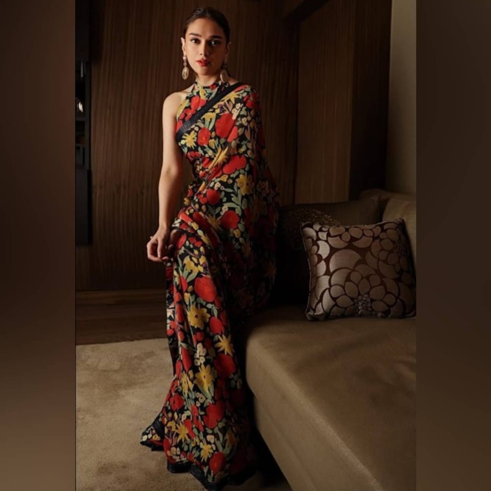 ਅਦਿਤੀ ਰਾਓ ਹੈਦਰੀ ਨੇ ਜਾਰਜੇਟ ਵਿੱਚ ਫਲੋਰਲ ਪ੍ਰਿੰਟ ਵਾਲੀ ਮਲਟੀ-ਕਲਰਡ ਸਾੜੀ ਪਹਿਨੀ ਸੀ। ਨਾਲ ਹੀ ਬੋਟ ਨੇਕ ਬਲਾਊਜ਼ ਵੀ ਪਾਇਆ ਹੋਇਆ ਸੀ। ਗਰਮੀਆਂ ਵਿੱਚ ਪਾਰਟੀ ਵਿੱਚ ਜਾਣ ਵੇਲੇ ਤੁਸੀਂ ਅਦਾਕਾਰਾ ਦੇ ਇਸ ਲੁੱਕ ਨੂੰ ਰੀਕ੍ਰੀਏਟ ਵੀ ਕਰ ਸਕਦੇ ਹੋ। ( Credit : aditiraohydari )