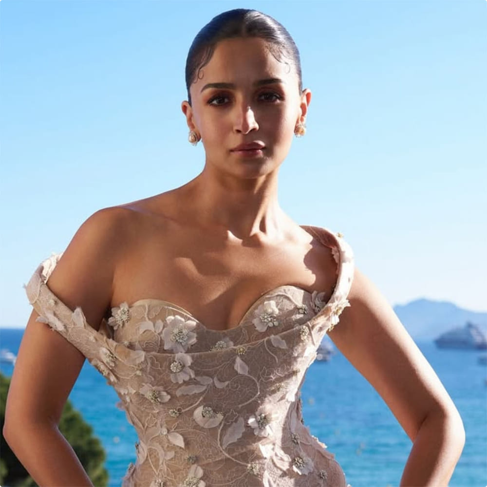 ਪੂਰੀ ਦੁਨੀਆ ਦੀਆਂ ਨਜ਼ਰਾਂ ਆਲੀਆ ਦੇ ਕਾਨਸ ਡੈਬਿਊ 'ਤੇ ਸਨ ਅਤੇ ਹੁਣ ਉਹ ਆਪਣੇ ਲੁੱਕ ਨਾਲ ਸਾਰਿਆਂ ਨੂੰ ਪ੍ਰਭਾਵਿਤ ਕਰ ਰਹੀ ਹੈ। ਇੱਕ ਵਿਅਕਤੀ ਨੇ ਉਸਦੀਆਂ ਫੋਟੋਆਂ 'ਤੇ ਕਮੈਂਟ ਕੀਤਾ ਅਤੇ ਲਿਖਿਆ - ਪਹਿਲਾਂ ਮੇਟ ਗਾਲਾ ਅਤੇ ਹੁਣ ਕਾਨਸ। ਇਹ ਤੁਹਾਡਾ ਹੁਣ ਤੱਕ ਦਾ ਸਭ ਤੋਂ ਵਧੀਆ ਲੁੱਕ ਹੈ। ਤੁਸੀਂ ਸੱਚਮੁੱਚ ਇੱਕ ਰਾਣੀ ਹੋ। ਇੱਕ ਹੋਰ ਵਿਅਕਤੀ ਨੇ ਲਿਖਿਆ - ਮੈਨੂੰ ਖੁਸ਼ੀ ਹੈ ਕਿ ਤੁਸੀਂ ਕਾਨਸ ਵਿੱਚ ਆਪਣੀ ਸ਼ੁਰੂਆਤ ਕੀਤੀ। ਮੈਨੂੰ ਤੁਹਾਡੇ 'ਤੇ ਮਾਣ ਹੈ।