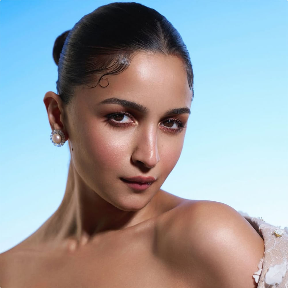 ਆਲੀਆ ਬੇਜ ਰੰਗ ਦੇ ਫੁੱਲਦਾਰ ਰਫਲ ਡਰੈੱਸ ਵਿੱਚ ਬਹੁਤ ਹੀ ਸੁੰਦਰ ਲੱਗ ਰਹੀ ਹੈ। ਇਸ ਦੇ ਨਾਲ, ਅਦਾਕਾਰਾ ਨੇ ਹੈਵੀ ਗਹਿਣੇ ਨਹੀਂ ਕੈਰੀ ਕੀਤੇ ਅਤੇ ਆਪਣੇ ਲੁੱਕ ਨੂੰ ਬਹੁਤ ਸਿੰਪਲ ਰੱਖਣ ਦੀ ਕੋਸ਼ਿਸ਼ ਕੀਤੀ ਹੈ। ਇਸ ਦੌਰਾਨ ਉਹ ਖੁਸ਼ ਹੈ ਅਤੇ ਮੁਸਕਰਾਉਂਦੀ ਦਿਖਾਈ ਦੇ ਰਹੀ ਹੈ। ਅਦਾਕਾਰਾ ਨੇ ਆਪਣੇ ਵਾਲਾਂ ਦਾ ਜੂੜਾ ਬਣਾਇਆ ਹੈ ਜੋ ਲੁੱਕ ਨੂੰ ਕੰਪਲੀਟ ਕਰ ਰਿਹਾ ਹੈ।