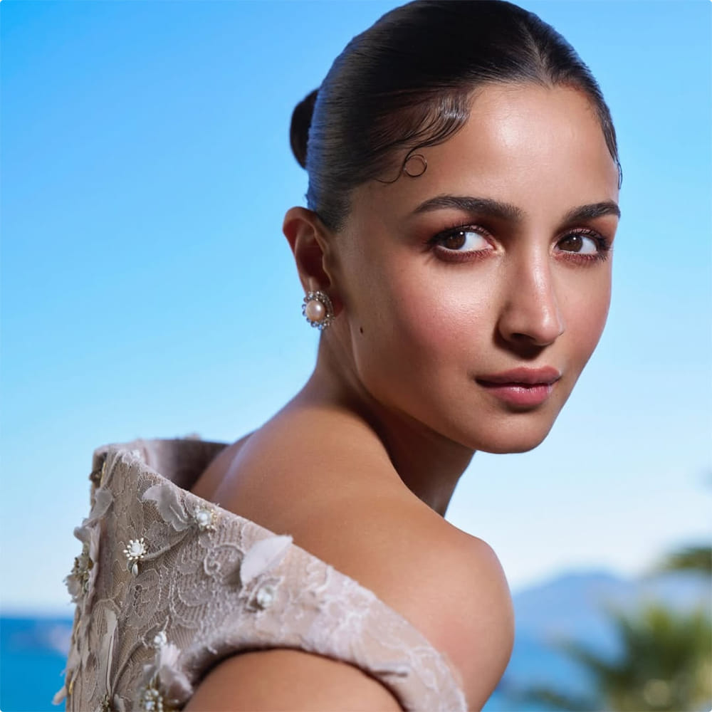 ਇਸ ਸਮੇਂ ਦੌਰਾਨ, ਅਦਾਕਾਰਾ ਬੇਜ ਰੰਗ ਦੇ ਆਫ ਸ਼ੋਲਡਰ ਬਾਡੀ ਫਿੱਟ ਗਾਊਨ ਵਿੱਚ ਨਜ਼ਰ ਆਈ। ਜਿਸਨੂੰ ਸ਼ਿਆਪਾਰੇਲੀ ਦੁਆਰਾ ਡਿਜ਼ਾਈਨ ਕੀਤਾ ਗਿਆ ਹੈ। ਇਸਦੀ ਥੀਮ ਫਲਾਵਰ ਹੈ ਅਤੇ ਇਹ ਗਾਊਨ ਅਦਾਕਾਰਾ 'ਤੇ ਬਹੁਤ ਵਧੀਆ ਲੱਗ ਰਿਹਾ ਹੈ। ਆਲੀਆ ਨੇ ਆਪਣੇ ਵਾਲਾਂ ਦਾ ਜੂੜਾ ਬਣਾਇਆ ਹੈ ਅਤੇ ਉਹ ਨਿਊਡ ਮੇਕਅੱਪ ਵਿੱਚ ਦਿਖਾਈ ਦੇ ਰਹੀ ਹੈ।