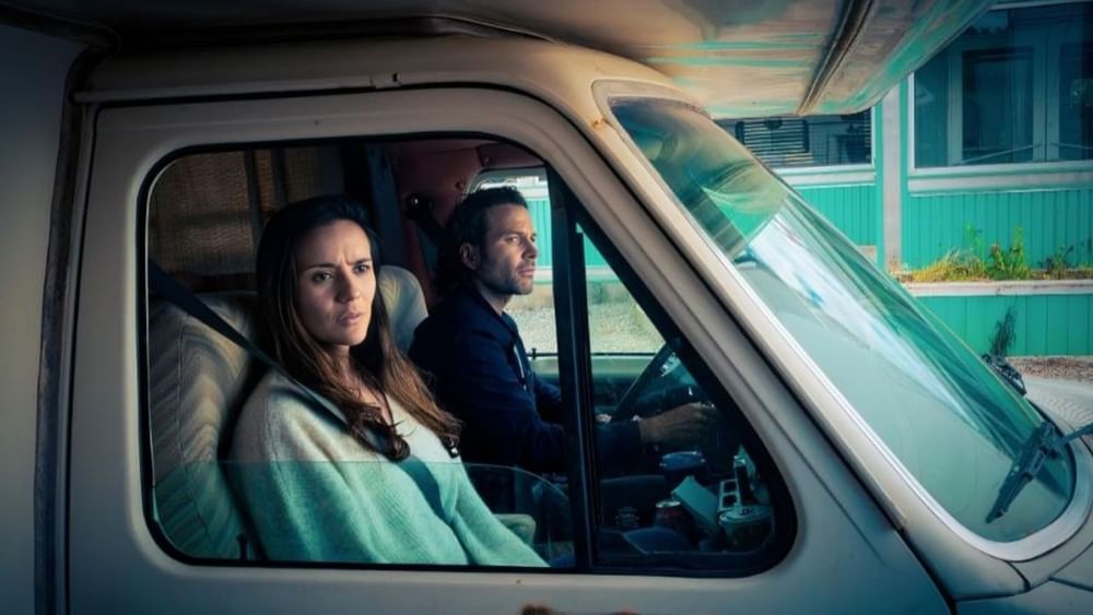 ਇਸ ਕਹਾਣੀ ਵਿੱਚ ਸਭ ਕੁਝ ਹੈ। ਸੀਰੀਜ਼ ਵਿੱਚ ਚੰਗਾ Horror ਹੈ। ਸ਼ਾਨਦਾਰ ਕਹਾਣੀ ਅਤੇ ਹੋਰ ਵੀ ਸ਼ਾਨਦਾਰ ਨਿਰਦੇਸ਼ਨ ਕਿਸੇ ਲਈ ਵੀ ਸੀਰੀਜ਼ ਤੋਂ ਨਜ਼ਰਾਂ ਹਟਾਉਣਾ ਮੁਸ਼ਕਲ ਬਣਾਉਂਦਾ ਹੈ। ਸੀਰੀਜ਼ ਦੇ ਸਾਰੇ ਕਿਰਦਾਰ ਆਪਣੀ ਅਦਾਕਾਰੀ ਨਾਲ ਤੁਹਾਨੂੰ ਹੈਰਾਨ ਕਰ ਦੇਣਗੇ। ਖਾਸ ਕਰਕੇ ਸੀਰੀਜ਼ ਦੇ ਮੁੱਖ ਕਿਰਦਾਰ, ਹੈਰੋਲਡ ਪੇਰੀਨੋ, ਜਿਨ੍ਹਾਂ ਨੇ ਸੀਰੀਜ਼ ਵਿੱਚ ਸ਼ੈਰਿਫ਼ ਬੌਇਡ ਸਟੀਵਨਜ਼ ਦੀ ਭੂਮਿਕਾ ਨਿਭਾਈ ਹੈ।