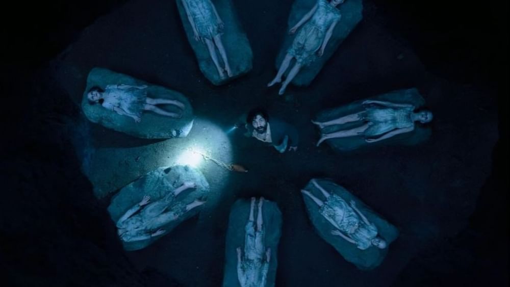 ਰੋਜ਼ਾਨਾ ਹੋਣ ਵਾਲੀਆਂ ਮੌਤਾਂ ਅਤੇ ਸ਼ਹਿਰ ਦੇ ਇਨ੍ਹਾਂ ਲੋਕਾਂ ਦੀਆਂ ਜ਼ਿੰਦਗੀਆਂ ਜੋ ਘਰ ਜਾਣ ਦੀ ਉਮੀਦ, ਜੀਣ ਦੀ ਉਮੀਦ ਅਤੇ ਹਰ ਪਲ ਮੌਤ ਨੇੜੇ ਆ ਰਹੀ ਹੋਣ ਦੇ ਬਾਵਜੂਦ ਇੱਕ ਦੂਜੇ ਨੂੰ ਬਚਾਉਣ ਦੀ ਹਿੰਮਤ ਵਿੱਚ ਫਸੇ ਹੋਏ ਹਨ, ਤੁਹਾਨੂੰ ਜੀਣ ਦਾ ਇੱਕ ਨਵਾਂ ਤਰੀਕਾ ਸਿਖਾਉਂਦੀਆਂ ਹਨ, ਕਿ ਤੁਹਾਨੂੰ ਮੁਸ਼ਕਲ ਸਮੇਂ ਵਿੱਚ ਵੀ ਹਿੰਮਤ ਨਹੀਂ ਹਾਰਨੀ ਚਾਹੀਦੀ ਅਤੇ ਆਪਣੇ ਤੋਂ ਪਹਿਲਾਂ ਦੂਜਿਆਂ ਬਾਰੇ ਕਿਵੇਂ ਸੋਚਣਾ ਚਾਹੀਦਾ ਹੈ। ਸੀਰੀਜ਼ ਵਿੱਚ ਕਾਫੀ Brutal Scenes ਹਨ, ਇਸ ਲਈ ਇਸਨੂੰ ਆਪਣੀ ਮਰਜ਼ੀ ਨਾਲ ਦੇਖੋ।