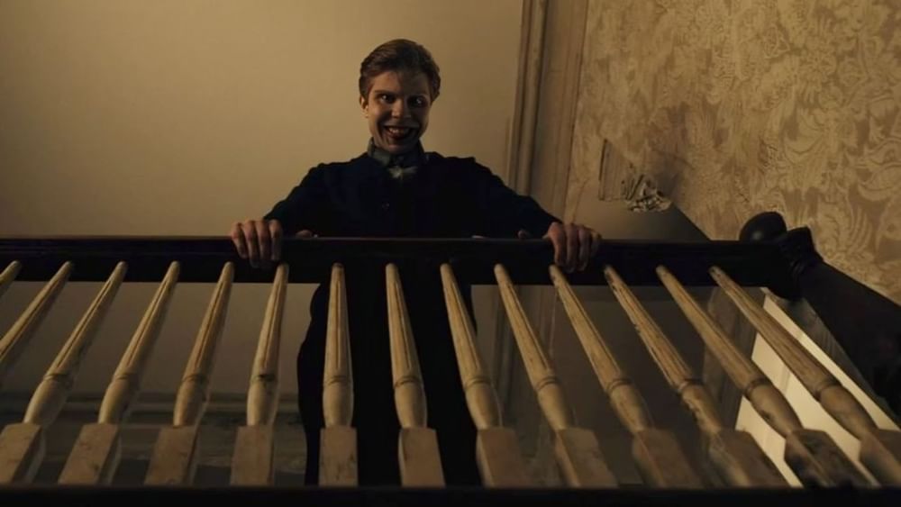 ਇਸ ਟਾਊਣ ਵਿੱਚ ਰਾਤ ਨੂੰ ਦਰਿੰਦੇ ਘੁੰਮਦੇ ਰਹਿੰਦੇ ਹਨ ਜੋ ਮੌਤ ਵੰਡਦੇ ਹਨ। ਇਹ ਲੋਕ ਇਨਸਾਨ ਨਹੀਂ ਹਨ। ਇਸ ਲਈ, ਜਿਵੇਂ ਹੀ ਰਾਤ ਪੈਂਦੀ ਹੈ, ਸਾਰਾ ਟਾਊਨ ਆਪਣੇ ਘਰਾਂ ਵਿੱਚ ਲੁਕਣ ਲਈ ਮਜਬੂਰ ਹੋ ਜਾਂਦਾ ਹੈ। ਕਿਉਂਕਿ ਜੋ ਬਾਹਰ ਰਹੇਗਾ ਉਹ ਮਰ ਜਾਵੇਗਾ। ਕਹਾਣੀ ਵਿੱਚ ਮੋੜ ਉਦੋਂ ਆਉਂਦਾ ਹੈ ਜਦੋਂ ਜਿਮ ਅਤੇ ਉਸਦਾ ਪਰਿਵਾਰ ਪਿੰਡ ਪਹੁੰਚਦੇ ਹਨ ਅਤੇ ਫਸ ਜਾਂਦੇ ਹਨ।