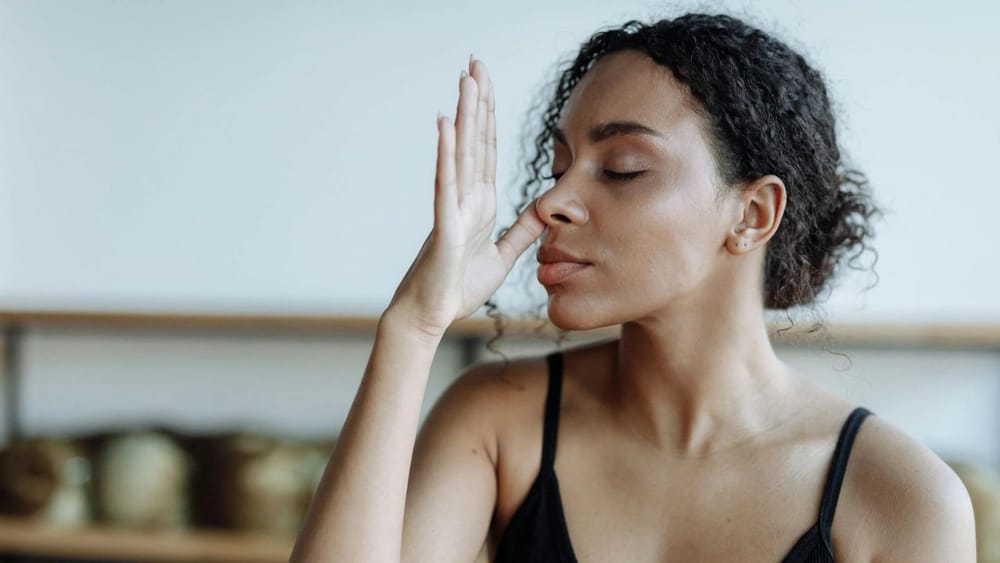 Periods ਦੌਰਾਨ ਅਕਸਰ ਮੂਡ ਸਵਿੰਗ ਹੁੰਦੇ ਹਨ। ਇਸ ਤੋਂ ਬਚਣ ਲਈ, ਔਰਤਾਂ ਨੂੰ ਅਨੁਲੋਮ-ਵਿਲੋਮ ਦਾ ਅਭਿਆਸ ਕਰਨਾ ਚਾਹੀਦਾ ਹੈ। ਇਸ ਆਸਣ ਨੂੰ ਕਰਨ ਨਾਲ ਸ਼ਾਂਤੀ ਮਹਿਸੂਸ ਹੁੰਦੀ ਹੈ ਅਤੇ ਬਲੱਡ ਪ੍ਰੈਸ਼ਰ ਵੀ ਕਾਬੂ ਵਿੱਚ ਰਹਿੰਦਾ ਹੈ। ਇਹ ਪ੍ਰਾਣਾਯਾਮ ਸਕਿਨ ਲਈ ਵੀ ਫਾਇਦੇਮੰਦ ਹੈ।