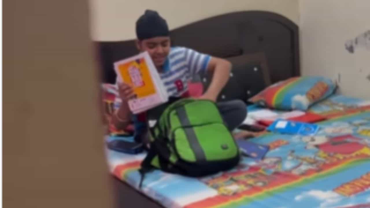 Viral: School Bag ਪੈਕ ਕਰਦੇ ਹੋਏ ਗਾਣਾ ਗਾ ਰਿਹਾ ਸੀ ਬੱਚਾ, ਪਿਤਾ ਨੇ ਲੁੱਕ ਕੇ Record ਕੀਤੀ VIDEO, ਮੁੰਡੇ ਦੇ ਟੈਲੇਂਟ ਹੀ ਹੋ ਰਹੀ ਤਾਰੀਫ