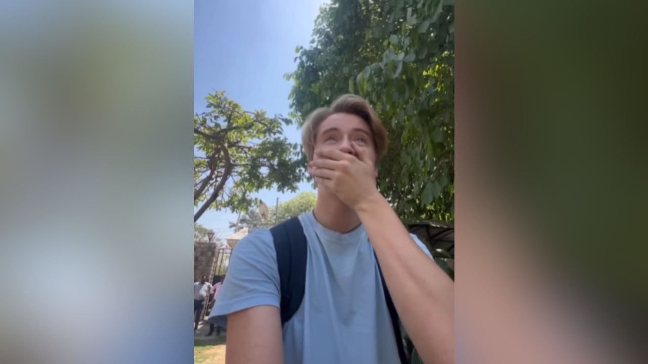 Emotional Viral Video: ਜਿਸ ਘਰ ‘ਚ ਬਿਤਾਇਆ ਬਚਪਨ ਉੱਥੇ 15 ਸਾਲਾਂ ਬਾਅਦ ਵਾਪਸ ਪਹੁੰਚਿਆ ਅੰਗਰੇਜ਼ ਮੁੰਡਾ, Video ਦੇਖ ਹੋ ਜਾਓਗੇ ਭਾਵੁਕ Emotional Viral Video: ਜਿਸ ਘਰ ‘ਚ ਬਿਤਾਇਆ ਬਚਪਨ ਉੱਥੇ 15 ਸਾਲਾਂ ਬਾਅਦ ਵਾਪਸ ਪਹੁੰਚਿਆ ਅੰਗਰੇਜ਼ ਮੁੰਡਾ, Video ਦੇਖ ਹੋ ਜਾਓਗੇ ਭਾਵੁਕ