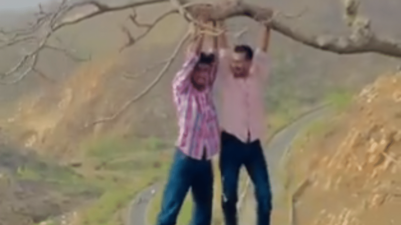 Viral Video: 20 ਸਕਿੰਟ ਦੀ ਰੀਲ ਲਈ ਜਾਨ ਜੋਖਮ ‘ਚ ਪਾਉਂਦੇ ਨਜ਼ਰ ਆਏ ਦੋ ਨੌਜਵਾਨ Viral Video: 20 ਸਕਿੰਟ ਦੀ ਰੀਲ ਲਈ ਜਾਨ ਜੋਖਮ ‘ਚ ਪਾਉਂਦੇ ਨਜ਼ਰ ਆਏ ਦੋ ਨੌਜਵਾਨ