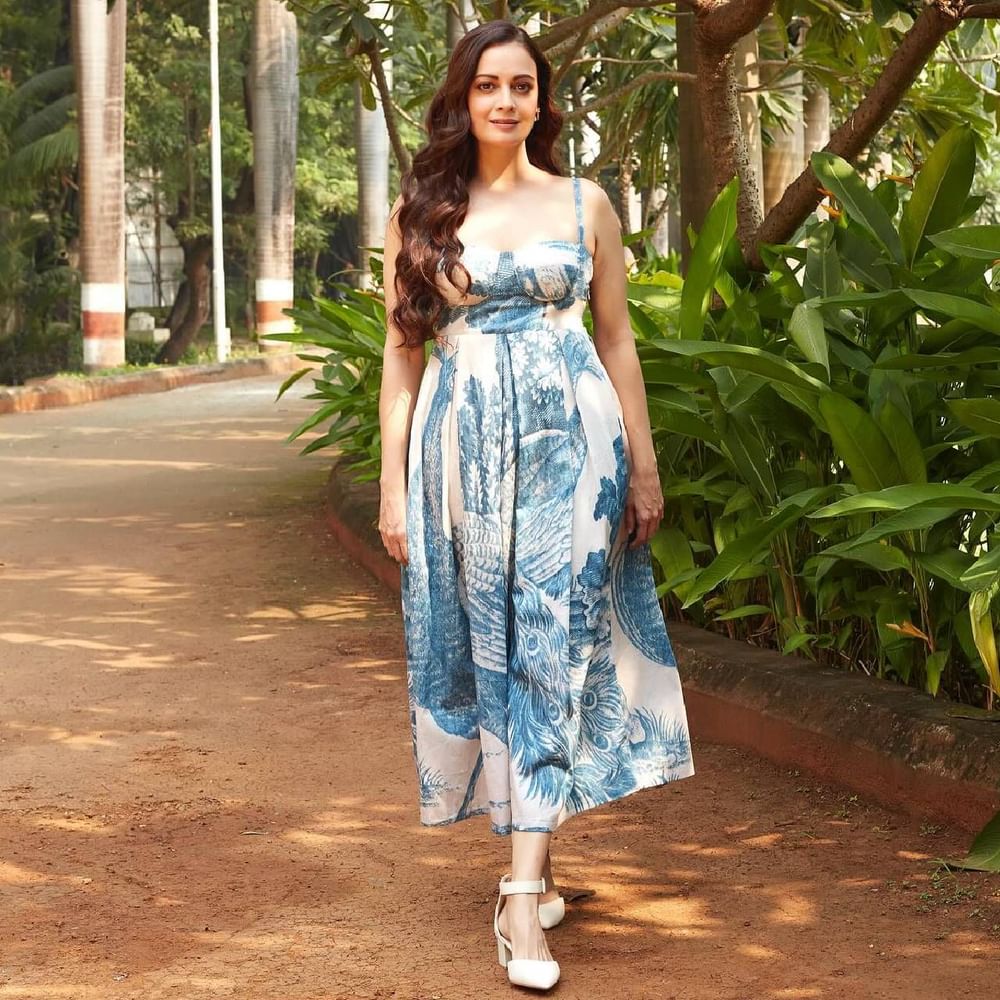 ਦੀਆ ਮਿਰਜ਼ਾ ਦਾ ਇਹ ਲੁੱਕ ਬਹੁਤ ਹੀ ਸ਼ਾਨਦਾਰ ਲੱਗ ਰਿਹਾ ਹੈ। ਅਦਾਕਾਰਾ ਨੇ ਸਟ੍ਰੈਪ ਸਟਾਈਲ ਪ੍ਰਿੰਟਿਡ ਮੈਕਸੀ ਡਰੈੱਸ ਪਾਈ ਹੋਈ ਹੈ। ਤੁਸੀਂ ਅਦਾਕਾਰਾ ਦੇ ਇਸ ਲੁੱਕ ਤੋਂ ਆਫਿਸ ਲਈ ਆਈਡੀਆ ਲੈ ਸਕਦੇ ਹੋ। ( Credit : diamirzaofficial )