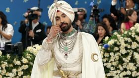 Met Gala 2025: ਦੁਨੀਆਂ ਸਾਹਮਣੇ ਮਹਾਰਾਜੇ ਦੀ Look ਵਿੱਚ ਛਾ ਗਿਆ ਦੋਸਾਂਝਾ ਵਾਲਾ, ਦਿਲਜੀਤ ਨੇ ਲੁੱਟੀ ਮਹਿਫਲ Met Gala 2025: ਦੁਨੀਆਂ ਸਾਹਮਣੇ ਮਹਾਰਾਜੇ ਦੀ Look ਵਿੱਚ ਛਾ ਗਿਆ ਦੋਸਾਂਝਾ ਵਾਲਾ, ਦਿਲਜੀਤ ਨੇ ਲੁੱਟੀ ਮਹਿਫਲ...