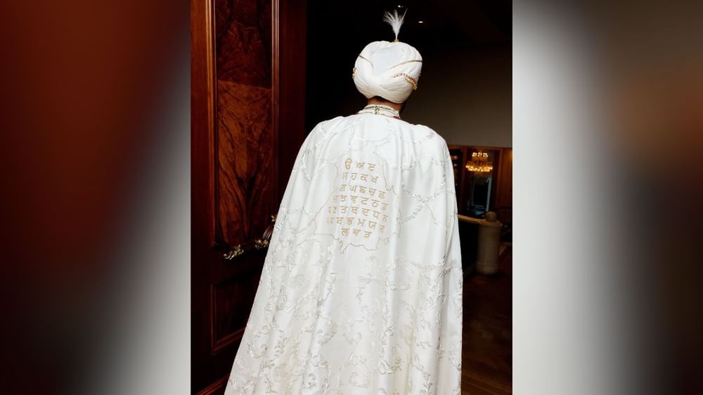 ਦਿਲਜੀਤ ਦੋਸਾਂਝ ਨੇ ਗਲੋਬਲ ਪਲੇਟਫਾਰਮ 'ਤੇ ਪੰਜਾਬ ਦੇ ਸੱਭਿਆਚਾਰ ਨੂੰ ਪ੍ਰਦਰਸ਼ਿਤ ਕੀਤਾ। ਉਨ੍ਹਾਂ ਨੇ ਪਟਿਆਲਾ ਦੇ ਮਹਾਰਾਜਾ ਭੁਪਿੰਦਰ ਸਿੰਘ ਨੂੰ ਸ਼ਰਧਾਂਜਲੀ ਭੇਟ ਕੀਤੀ ਹੈ। ਦਿਲਜੀਤ ਦੋਸਾਂਝ ਦਾ ਲੁੱਕ ਬਿਲਕੁਲ ਰਾਇਲ ਸੀ। ਉਹ ਵਾਈਟ ਸ਼ੇਰਵਾਨੀ, ਪੱਗ ਅਤੇ ਫਲੋਰ ਲੈਂਥ ਕੈਪ ਵਿੱਚ ਕਾਫ਼ੀ ਜੱਚ ਰਹੇ ਸੀ। ਜਿਸ ਵਿੱਚ ਗੁਰਮੁਖੀ ਵੀ ਲਿਖੀ ਹੋਈ ਸੀ। ( Pic Credit: Diljit Dosanjh )