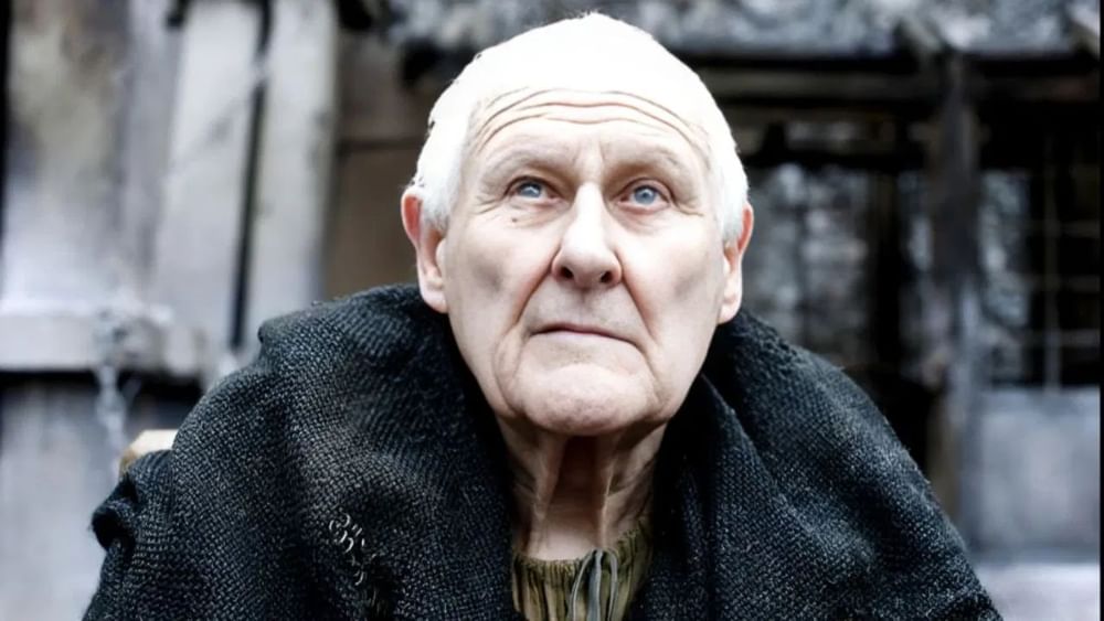 Peter Vaughan (Maester Aemon) : ਬ੍ਰਿਟਿਸ਼ ਅਦਾਕਾਰ ਪੀਟਰ ਨੇ ਸੀਰੀਜ਼ ਕੈਸਲ ਬਲੈਕ ਵਿੱਚ ਨਾਈਟ ਵਾਚਰ ਦੇ ਮਾਸਟਰ ਐਮੋਨ ਦੀ ਭੂਮਿਕਾ ਨਿਭਾਈ। ਉਹਨਾਂ ਦੀ ਮੌਤ 6 ਦਸੰਬਰ 2016 ਨੂੰ ਹੋਈ।