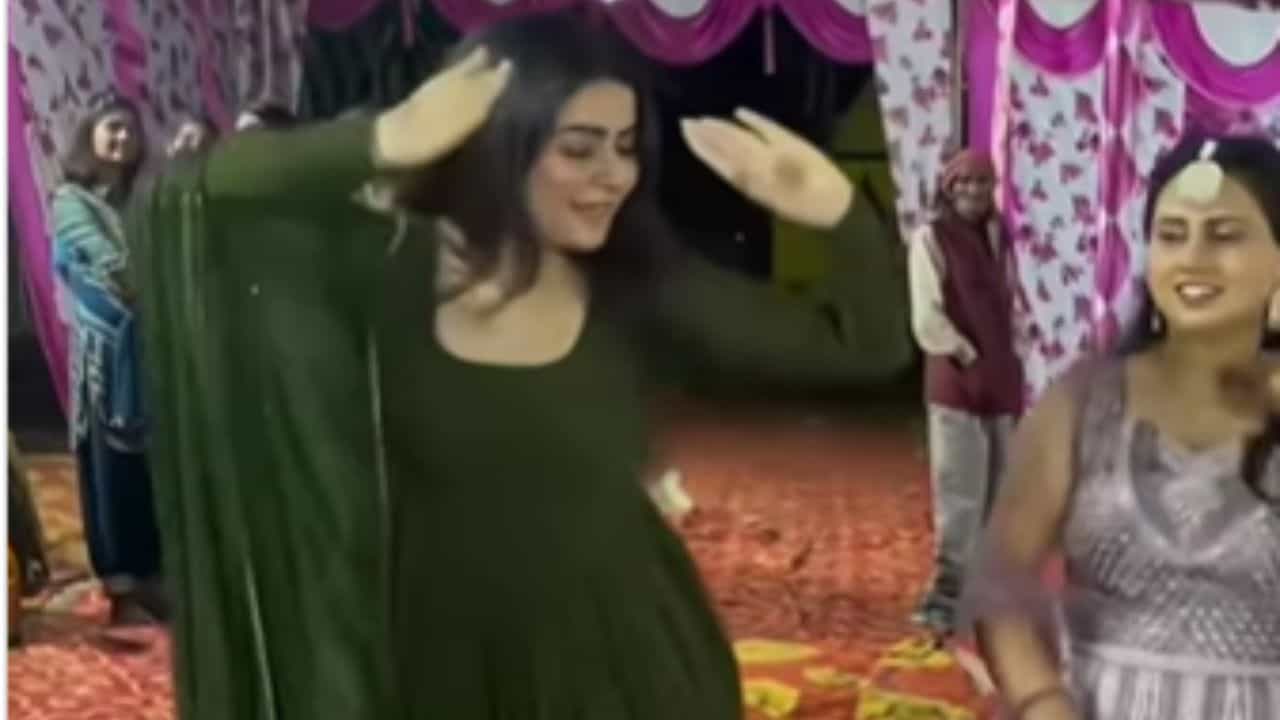 Viral: ਕੁੜੀ ਨੇ ਬਾਲੀਵੁੱਡ ਗੀਤ ਤੇ ਵਿਆਹ ਪ੍ਰੋਗਰਾਮ ਚ ਕੀਤਾ ਖੂਬਸੂਰਤ ਡਾਂਸ, ਲੋਕ ਬੋਲੇ- ਦਿਲ ਆ ਗਿਆ Viral: ਕੁੜੀ ਨੇ ਬਾਲੀਵੁੱਡ ਗੀਤ ਤੇ ਵਿਆਹ ਪ੍ਰੋਗਰਾਮ ਚ ਕੀਤਾ ਖੂਬਸੂਰਤ ਡਾਂਸ, ਲੋਕ ਬੋਲੇ- ਦਿਲ ਆ ਗਿਆ