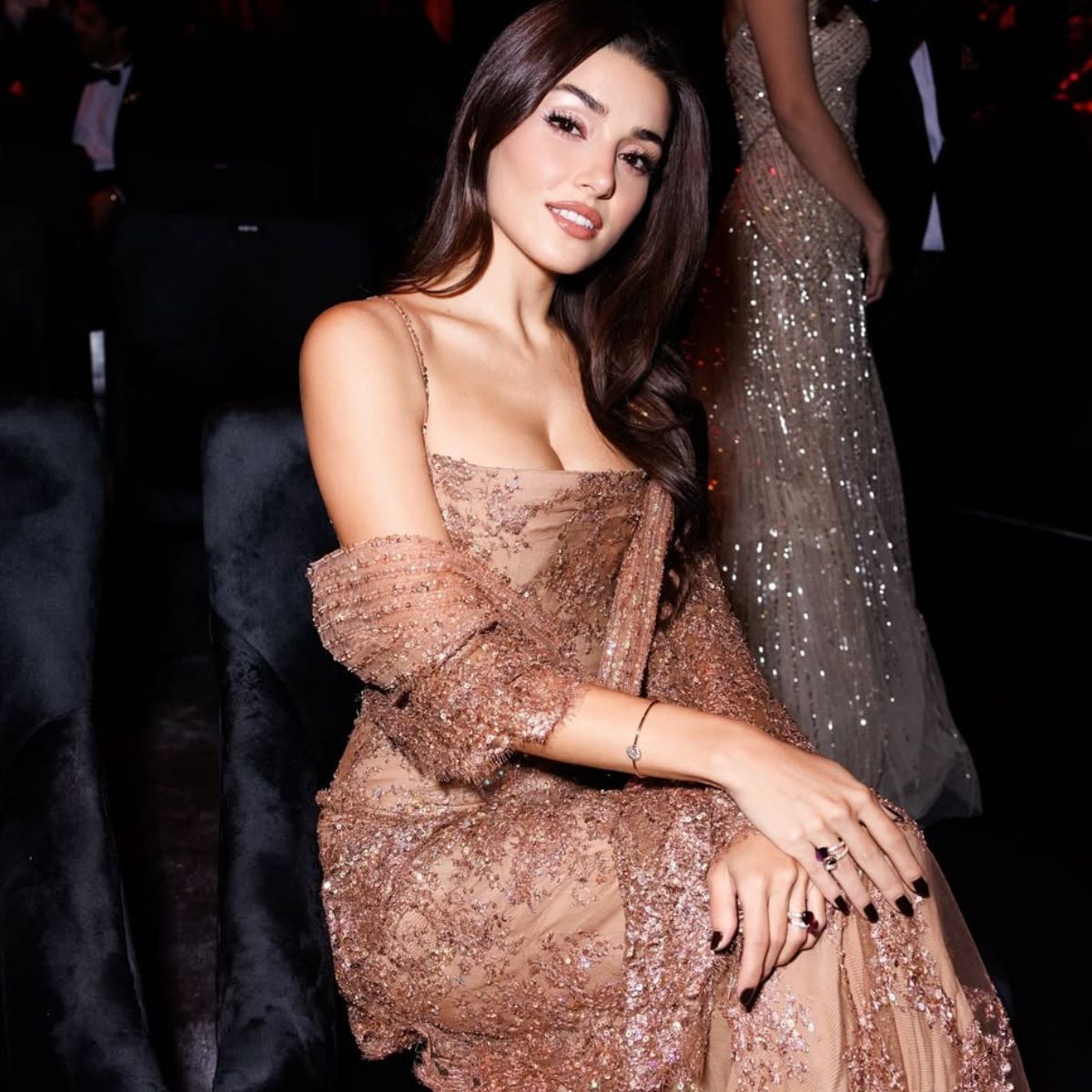 Hande Erçel : ਉਹ ਆਪਣੀ ਅਦਾਕਾਰੀ ਦੇ ਨਾਲ-ਨਾਲ ਆਪਣੇ ਗਲੈਮਰ ਲਈ ਵੀ ਜਾਣੀ ਜਾਂਦੀ ਹੈ। ਇਸ ਅਦਾਕਾਰਾ ਦੀ ਭਾਰਤ ਵਿੱਚ ਵੀ ਇੱਕ ਮਜ਼ਬੂਤ ਫੈਨ ਫਾਲੋਇੰਗ ਹੈ। ਉਸਦੇ ਸ਼ੋਅ ਪੂਰੀ ਦੁਨੀਆ ਵਿੱਚ ਦੇਖੇ ਜਾਂਦੇ ਹਨ। ਉਨ੍ਹਾਂ ਦੇ ਟੀਵੀ ਸ਼ੋਅ 'ਪਿਆਰ ਲਫ਼ਜ਼ਾਂ ਮੈਂ ਕਹਾਂ' ਨੇ ਉਨ੍ਹਾਂ ਨੂੰ ਦੁਨੀਆ ਭਰ 'ਚ ਪਛਾਣ ਦਿੱਤੀ।