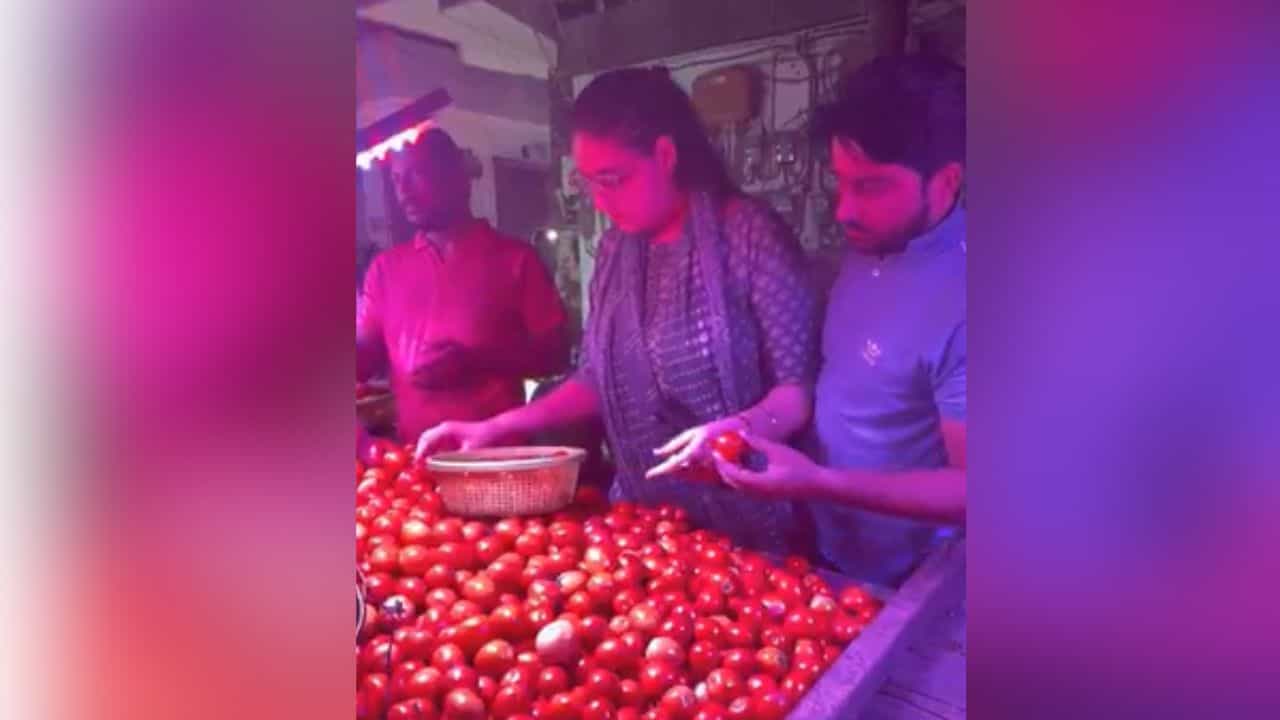 ਪਤਨੀ ਨਾਲ ਟਮਾਟਰ ਖਰੀਦਣ ਗਿਆ ਸ਼ਖਸ ਹੋਇਆ ਸ਼ਰਮਿੰਦਗੀ ਦਾ ਸ਼ਿਕਾਰ, ਵਾਇਰਲ ਹੋ ਰਹੀ VIDEO