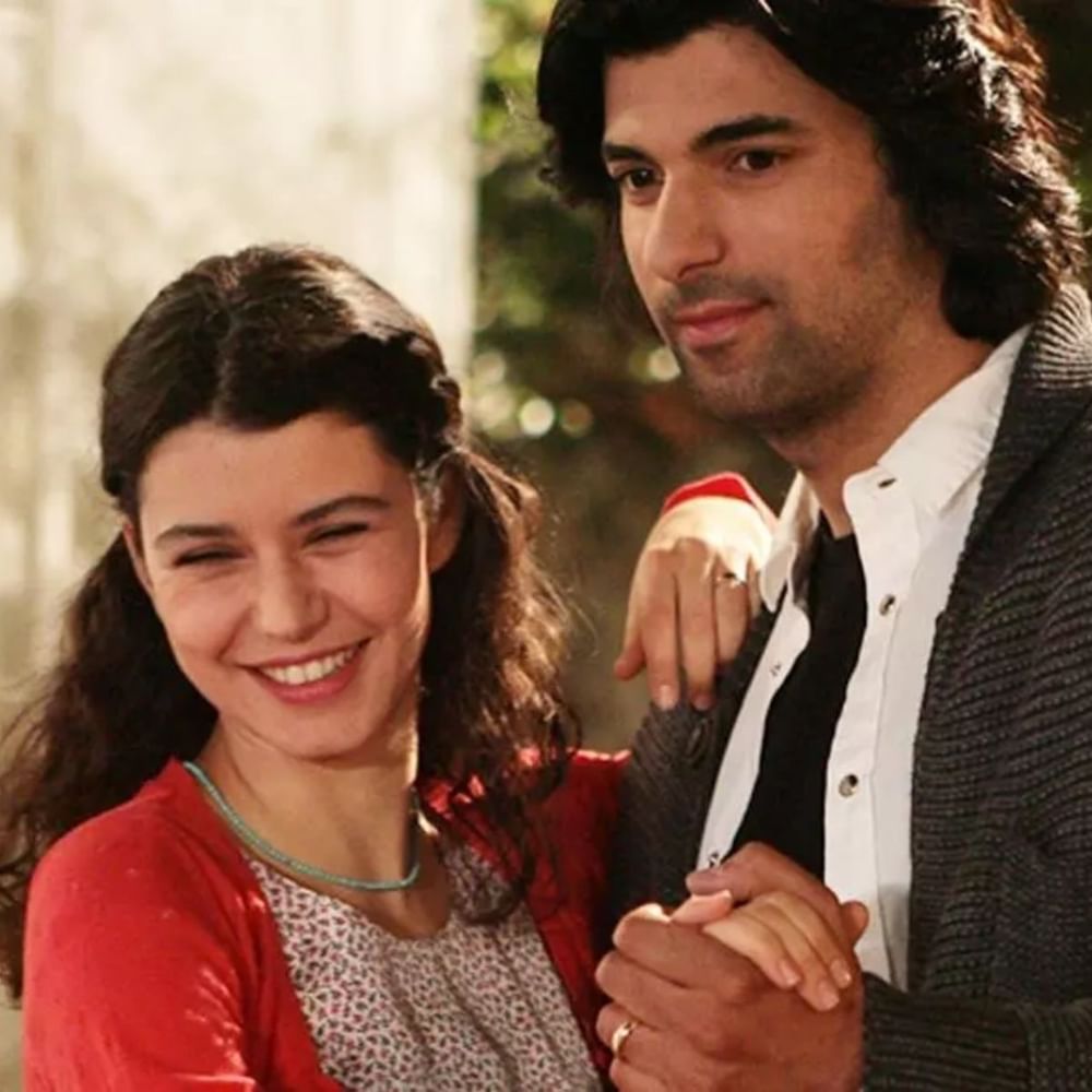 ਅਜਿਹੀ ਸਥਿਤੀ ਵਿੱਚ, ਆਓ ਜਾਣਦੇ ਹਾਂ ਤੁਰਕੀ ਦੇ ਕੁਝ ਸਭ ਤੋਂ ਵਧੀਆ ਸ਼ੋਅ ਬਾਰੇ। ਇਹਨਾਂ ਵਿੱਚੋਂ ਪਹਿਲਾ ਹੈ 'ਫਾਤਮਗੁਲ ਉਨ ਸੁੱਕੂ ਨੇ?' (ਫਾਤਮਗੁਲ ਦੀ ਗਲਤੀ ਕੀ ਹੈ?) ਇਸ ਸ਼ੋਅ ਦੇ 2 ਸੀਜ਼ਨ ਹਨ, ਜਿਨ੍ਹਾਂ ਵਿੱਚ 80 ਐਪੀਸੋਡ ਹਨ। ਇਹ ਸ਼ੋਅ ਨਿਆਂ, ਬਦਲੇ ਅਤੇ ਪਿਆਰ ਦੀ ਕਹਾਣੀ ਹੈ।