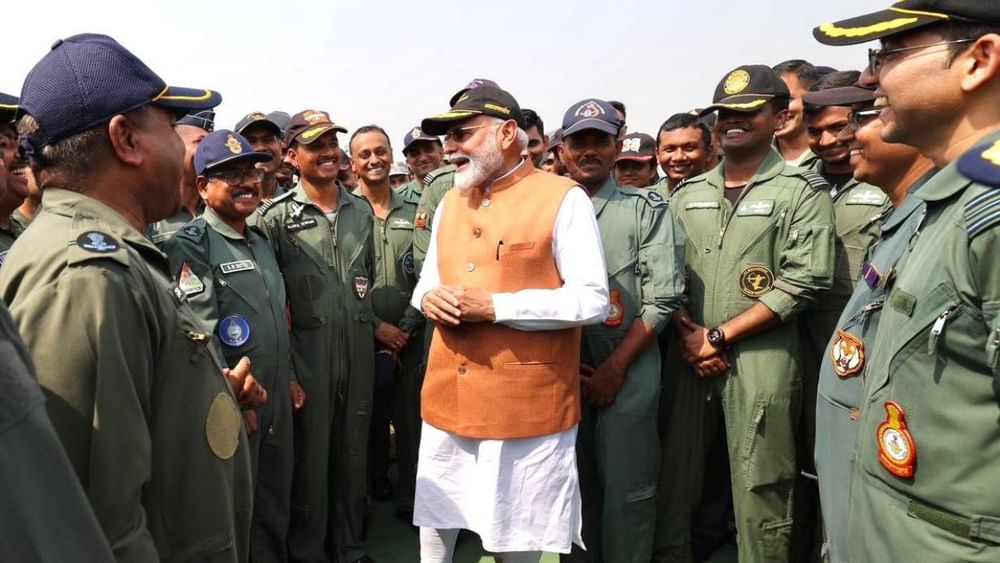 ਰਾਸ਼ਟਰ ਨੂੰ ਸੰਬੋਧਨ ਕਰਨ ਤੋਂ ਬਾਅਦ, ਪ੍ਰਧਾਨ ਮੰਤਰੀ ਮੋਦੀ ਇਸ ਸਥਾਨ ‘ਤੇ ਪਹੁੰਚੇ ਅਤੇ ਫੌਜ ਦੇ ਜਵਾਨਾਂ ਨਾਲ ਮੁਲਾਕਾਤ ਕੀਤੀ। ਇਸ ਦੌਰਾਨ, ਉਹਨਾਂ ਨੇ ਸੈਨਿਕਾਂ ਨਾਲ ਫੋਟੋਆਂ ਵੀ ਖਿਚਵਾਈਆਂ। Pic Credit: ANI