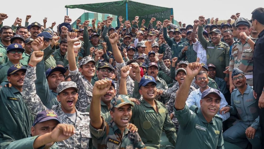 ਪੀਐਮ ਮੋਦੀ ਦੇ ਆਦਮਪੁਰ ਏਅਰਬੇਸ ਦੀ ਇੱਕ ਤਸਵੀਰ ਨੂੰ ਬਹੁਤ ਖਾਸ ਮੰਨਿਆ ਜਾ ਰਿਹਾ ਹੈ, ਇਸ ਬਾਰੇ ਚਰਚਾ ਸ਼ੁਰੂ ਹੋ ਗਈ ਹੈ। ਪ੍ਰਧਾਨ ਮੰਤਰੀ ਮੋਦੀ ਇੱਕ ਭਾਰਤੀ ਲੜਾਕੂ ਜਹਾਜ਼ ਦੀ ਤਸਵੀਰ ਦਿਖਾ ਰਹੇ ਹਨ ਅਤੇ ਇਸ ‘ਤੇ ਲਿਖਿਆ ਹੈ – ਦੁਸ਼ਮਣ ਦੇ ਪਾਇਲਟ ਠੀਕ ਤਰ੍ਹਾਂ ਕਿਉਂ ਨਹੀਂ ਸੌਂ ਸਕਦੇ? Pic Credit: ANI