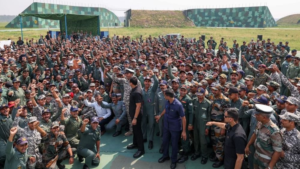 ਆਦਮਪੁਰ ਦੌਰੇ ਬਾਰੇ, ਪੀਐਮ ਮੋਦੀ ਨੇ ਸੋਸ਼ਲ ਮੀਡੀਆ ਪਲੇਟਫਾਰਮ ਐਕਸ ‘ਤੇ ਲਿਖਿਆ ਕਿ ਅੱਜ ਸਵੇਰੇ, ਮੈਂ ਏਐਫਐਸ ਆਦਮਪੁਰ ਗਿਆ ਅਤੇ ਸਾਡੇ ਬਹਾਦਰ ਹਵਾਈ ਯੋਧਿਆਂ ਅਤੇ ਸੈਨਿਕਾਂ ਨੂੰ ਮਿਲਿਆ। ਹਿੰਮਤ, ਦ੍ਰਿੜਤਾ ਅਤੇ ਨਿਡਰਤਾ ਦੇ ਪ੍ਰਤੀਕ ਲੋਕਾਂ ਨਾਲ ਰਹਿਣਾ ਇੱਕ ਖਾਸ ਅਨੁਭਵ ਸੀ। ਭਾਰਤ ਸਾਡੇ ਹਥਿਆਰਬੰਦ ਬਲਾਂ ਦਾ ਸਾਡੇ ਦੇਸ਼ ਲਈ ਕੀਤੇ ਗਏ ਹਰ ਕੰਮ ਲਈ ਹਮੇਸ਼ਾ ਧੰਨਵਾਦੀ ਰਹੇਗਾ। Pic Credit: ANI