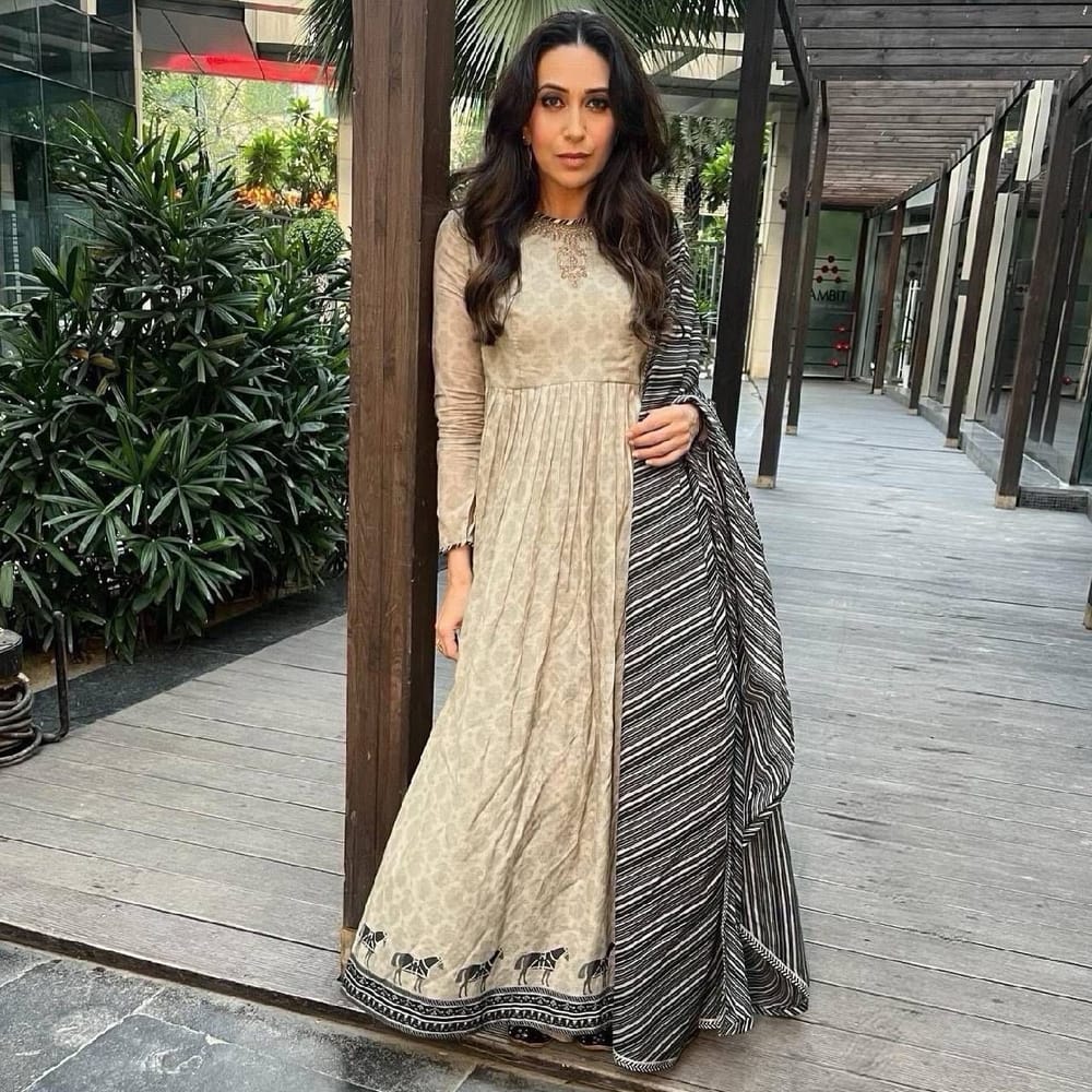 ਕਰਿਸ਼ਮਾ ਕਪੂਰ ਨੇ Cotton ਦਾ ਪ੍ਰਿੰਟਿਡ ਅਨਾਰਕਲੀ ਸੂਟ ਪਾਇਆ ਹੋਇਆ ਹੈ। ਤੁਸੀਂ ਅਦਾਕਾਰਾ ਦੇ ਇਸ ਸੂਟ ਡਿਜ਼ਾਈਨ ਤੋਂ ਆਈਡੀਆ ਲੈ ਸਕਦੇ ਹੋ। ਖਾਸ ਕਰਕੇ ਜੇਕਰ ਤੁਸੀਂ ਦਫਤਰ ਜਾਂਦੇ ਸਮੇਂ ਅਨਾਰਕਲੀ ਸੂਟ ਪਹਿਨਣਾ ਚਾਹੁੰਦੇ ਹੋ, ਤਾਂ ਤੁਸੀਂ ਅਦਾਕਾਰਾ ਦੇ ਇਸ ਲੁੱਕ ਨੂੰ Recreate ਕਰ ਸਕਦੇ ਹੋ।  Cotton, ਲਿਨਨ ਅਤੇ ਰੇਅਨ ਫੈਬਰਿਕ ਤੋਂ ਬਣਿਆ ਅਨਾਰਕਲੀ ਸੂਟ ਸਭ ਤੋਂ ਵਧੀਆ ਰਹੇਗਾ। ( Credit : therealkarismakapoor )