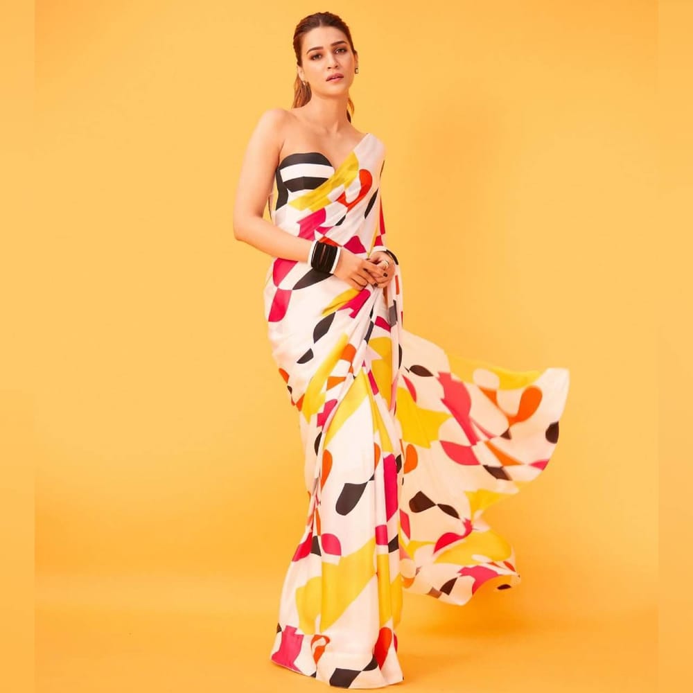 ਕ੍ਰਿਤੀ ਸੈਨਨ ਨੇ ਜਾਰਜੇਟ ਵਿੱਚ ਪ੍ਰਿੰਟਿਡ ਮਲਟੀ-ਕਲਰਡ ਸਾੜੀ ਪਹਿਨੀ ਹੈ। ਨਾਲ ਹੀ, ਬਲਾਊਜ਼ ਦਾ ਡਿਜ਼ਾਈਨ ਅਦਾਕਾਰਾ ਦੇ ਇਸ ਲੁੱਕ ਨੂੰ ਸਟਾਈਲਿਸ਼ ਬਣਾਉਣ ਵਿੱਚ ਮਦਦ ਕਰ ਰਿਹਾ ਹੈ। ਤੁਸੀਂ ਪਾਰਟੀ ਲਈ ਅਦਾਕਾਰਾ ਦੇ ਇਸ ਲੁੱਕ ਤੋਂ ਆਈਡੀਆ ਲੈ ਸਕਦੇ ਹੋ। ( Credit : kritisanon )