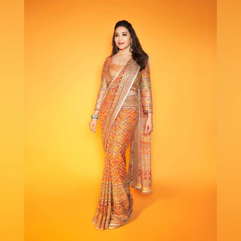 ਮਾਧੁਰੀ ਦੀਕਸ਼ਿਤ ਨੇ ਪ੍ਰਿੰਟਿਡ ਅਤੇ ਕਢਾਈ ਵਾਲੇ ਮਲਟੀ-ਕਲਰਡ ਸਾੜੀ ਪਹਿਨੀ ਹੈ। ਤੁਸੀਂ ਗਰਮੀਆਂ ਵਿੱਚ ਵਿਆਹ ਜਾਂ ਕਿਸੇ ਵੀ ਪ੍ਰੋਗਰਾਮ ਲਈ ਅਦਾਕਾਰਾ ਦੇ ਇਸ ਸਾੜੀ ਡਿਜ਼ਾਈਨ ਤੋਂ ਆਈਡੀਆ ਲੈ ਸਕਦੇ ਹੋ। ਲਾਈਟ ਮੇਕਅਪ ਅਤੇ ਹੈਵੀ ਈਅਰਰਿੰਗਸ ਨਾਲ ਲੁੱਕ ਨੂੰ ਕੰਪਲੀਟ ਕੀਤਾ ਹੈ।( Credit : madhuridixitnene )