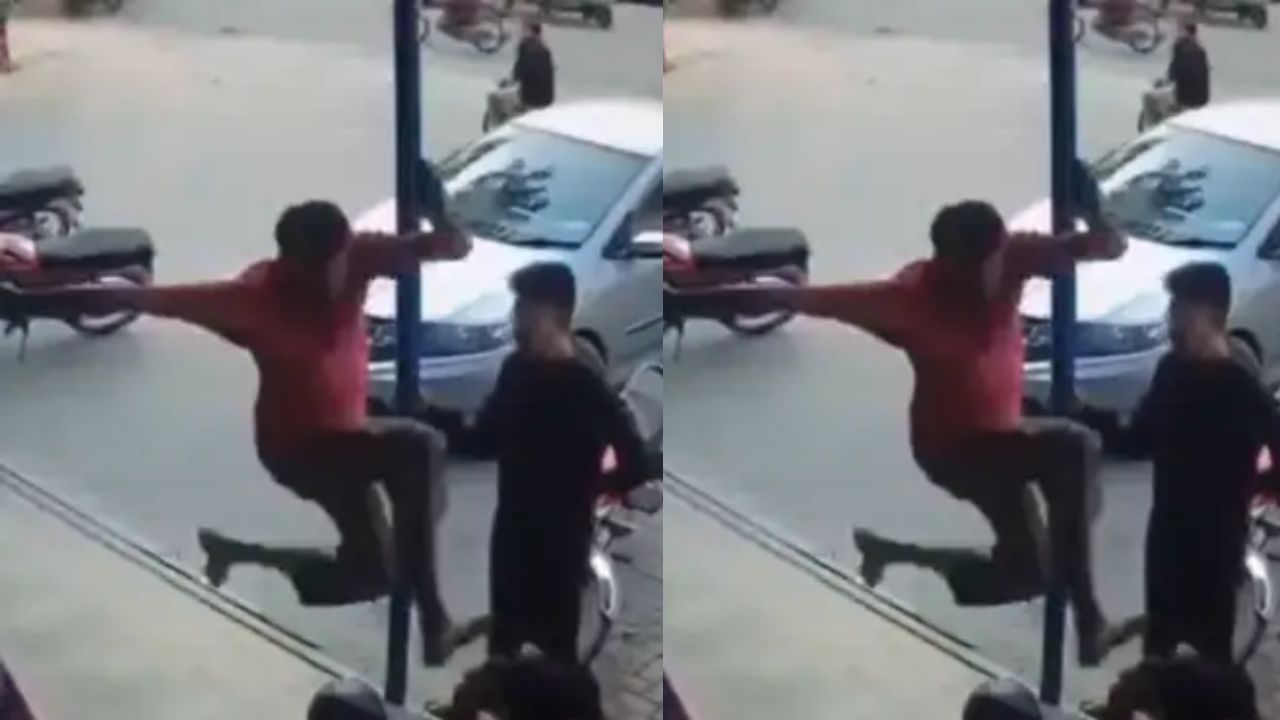 Viral: ਬਾਈਕ ਨੂੰ ਲਾਂਚਿੰਗ ਪੈਡ ਬਣਾ ਕੇ, ਹਵਾ ਵਿੱਚ ਇੰਝ ਉੱਡਿਆ ਸ਼ਖਸ, ਦੇਖ Public ਬੋਲੀ – ਮਜ਼ੇਦਾਰ ਹੈ
