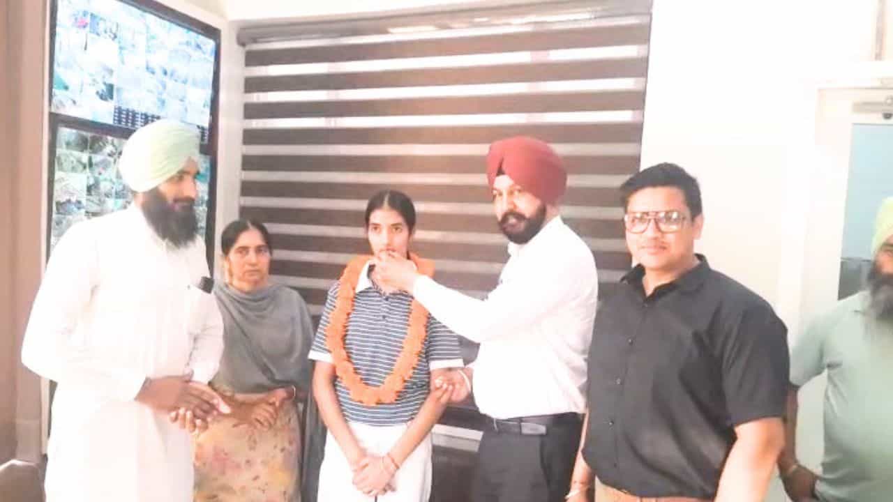 12th Board Topper: ਫਿਰੋਜ਼ਪੁਰ ਦੀ ਮਨਵੀਰ ਨੇ ਮਾਰੀ ਬਾਜ਼ੀ, ਸੂਬੇ ਵਿੱਚੋ ਦੂਜਾ ਸਥਾਨ ਕੀਤਾ ਹਾਸਿਲ