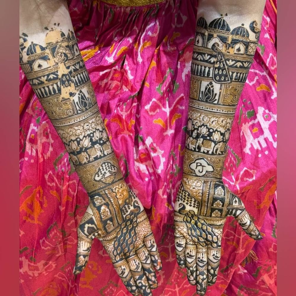 ਜੇਕਰ ਵਿਆਹ ਤੋਂ ਬਾਅਦ ਇਹ ਤੁਹਾਡਾ ਪਹਿਲਾ ਵਟ ਸਾਵਿਤਰੀ ਵਰਤ ਹੈ, ਤਾਂ ਤੁਸੀਂ ਇਸ ਮਹਿੰਦੀ ਡਿਜ਼ਾਈਨ ਤੋਂ ਆਈਡੀਆ ਲੈ ਸਕਦੇ ਹੋ। ਇਹ ਪੂਰੇ ਹੱਥ ਨਾਲ ਬਣੀ ਮਹਿੰਦੀ ਡਿਜ਼ਾਈਨ ਬਹੁਤ ਵਧੀਆ ਲੱਗ ਰਿਹਾ ਹੈ। ਇਸ ਵਿੱਚ ਮੋਰ ਅਤੇ ਫੁੱਲਾਂ ਦਾ ਡਿਜ਼ਾਈਨ ਬਣਾਇਆ ਗਿਆ ਹੈ। ਇਸਨੂੰ ਕਮਲ, ਹਾਥੀ ਅਤੇ ਹੋਰ ਬਹੁਤ ਸਾਰੇ ਸੁੰਦਰ ਡਿਜ਼ਾਈਨਾਂ ਨਾਲ ਕੰਪਲੀਟ ਕੀਤਾ ਹੈ। 3D ਮਹਿੰਦੀ ਡਿਜ਼ਾਈਨ ਇਨ੍ਹੀਂ ਦਿਨੀਂ ਕਾਫ਼ੀ ਟ੍ਰੈਂਡ ਵਿੱਚ ਹੈ। ( Credit : urmi_mehendi_artist )