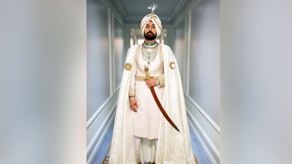 ਪੰਜਾਬੀ ਗਾਇਕ ਦਿਲਜੀਤ ਦੋਸਾਂਝ ਨੇ ਵੀ ਆਪਣੇ ਮੇਟ ਗਾਲਾ ਦੀ ਸ਼ੁਰੂਆਤ ਜ਼ਬਰਦਸਤ ਤਰੀਕੇ ਨਾਲ ਕੀਤੀ। ਹਰ ਕੋਈ ਉਨ੍ਹਾਂ ਦੇ ਰਾਇਲ ਲੁੱਕ ਦੀ ਪ੍ਰਸ਼ੰਸਾ ਕਰ ਰਿਹਾ ਹੈ।  ( Pic Credit: Diljit Dosanjh )