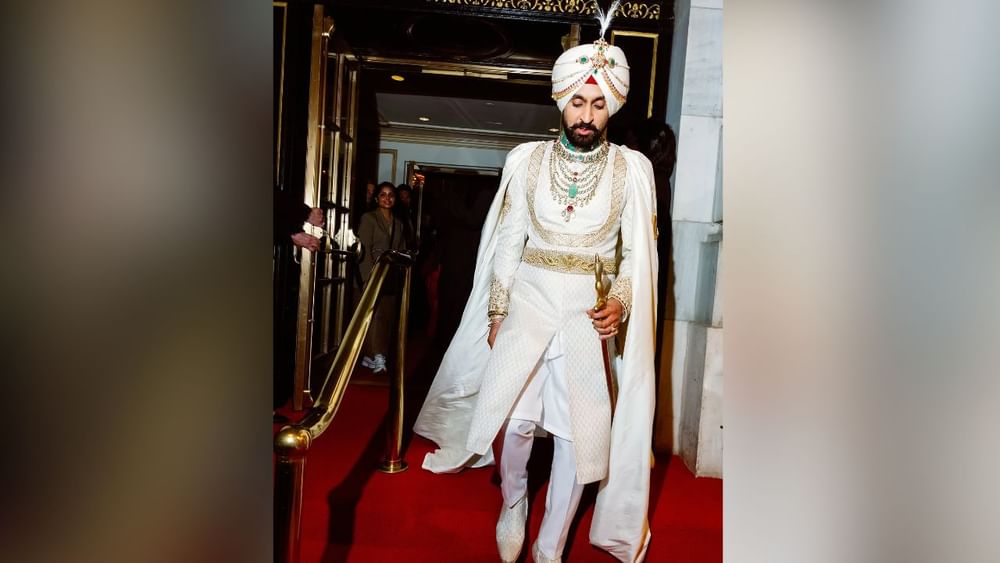 ਲੁੱਕ ਨੂੰ ਕੰਪਲੀਟ ਕਰਨ ਲਈ ਦਿਲਜੀਤ ਦੋਸਾਂਝ ਨੇ ਆਪਣੀ ਪੱਗ ਨਾਲ ਮੈਚਿੰਗ ਹੈੱਡਪੀਸ ਲਗਾਇਆ ਕੀਤਾ ਅਤੇ Multiple ਨੇਕਪੀਸ ਵੀ ਕੈਰੀ ਕੀਤੇ । ਦਿਲਜੀਤ ਨੇ ਮੇਟ ਗਾਲਾ ਵਿੱਚ ਇੱਕ ਹੱਥ ਵਿੱਚ ਤਲਵਾਰ ਲੈ ਕੇ ਪਹੁੰਚ ਕੇ ਇਤਿਹਾਸ ਰਚ ਦਿੱਤਾ। ਦਰਅਸਲ, ਗਾਇਕ ਦਾ ਲੁੱਕ 'ਮਹਾਰਾਜਾ ਆਫ਼ ਪਟਿਆਲਾ' ਸਰ ਭੁਪਿੰਦਰ ਸਿੰਘ ਦੇ ਲੁੱਕ ਤੋਂ ਪ੍ਰੇਰਿਤ ਦੱਸਿਆ ਜਾ ਰਿਹਾ ਹੈ।  ( Pic Credit: Diljit Dosanjh )