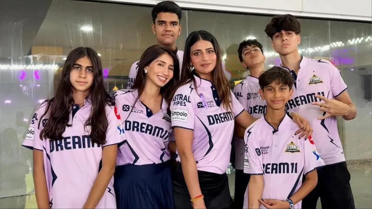 ਸ਼ੁਭਮਨ ਗਿੱਲ ਦੀ ਭੈਣ ਸ਼ਹਨੀਲ ਗਿੱਲ ਨੂੰ ਵੀ IPL 2025 ਦੌਰਾਨ ਸਟੇਡੀਅਮ ਵਿੱਚ ਲਗਾਤਾਰ ਦੇਖਿਆ ਗਿਆ। ਆਪਣੇ ਭਰਾ ਨੂੰ ਚੀਅਰ ਕਰਦੇ ਹੋਏ, ਉਨ੍ਹਾਂ ਨੇ ਆਪਣੇ ਦੋਸਤਾਂ ਨਾਲ ਸਟੇਡੀਅਮ ਦੀਆਂ ਕਈ ਤਸਵੀਰਾਂ ਵੀ ਪੋਸਟ ਕੀਤੀਆਂ। (Photo: Instagram)
