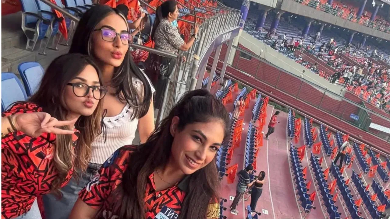 IPL-2025 ਦੌਰਾਨ 6 ਭੈਣਾਂ ਦਾ ਖੂਬ ਜਲਵਾ ਰਿਹਾ। ਕਈ ਵਾਰ ਸਟੇਡੀਅਮ ਵਿੱਚ ਆਪਣੀ ਮੌਜੂਦਗੀ ਦਰਜ ਕਰਵਾ ਕੇ ਅਤੇ ਕਈ ਵਾਰ ਸੋਸ਼ਲ ਮੀਡੀਆ 'ਤੇ ਆਪਣੇ ਅਪਡੇਟਸ ਦੇ ਕਾਰਨ, ਇਹ 6 ਭੈਣਾਂ ਛਾਈਆਂ ਰਹੀਆਂ। ਇਹ 6 ਭੈਣਾਂ IPL-2025 ਵਿੱਚ ਖੇਡਣ ਵਾਲੇ 6 ਖਿਡਾਰੀਆਂ ਦੀਆਂ ਭੈਣਾਂ ਸਨ। (Photo: Instagram)
