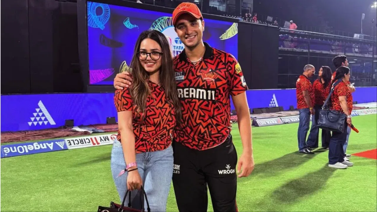 ਅਭਿਸ਼ੇਕ ਸ਼ਰਮਾ ਦੀ ਭੈਣ ਕੋਮਲ ਸ਼ਰਮਾ ਵੀ IPL 2025 ਦੌਰਾਨ ਸੋਸ਼ਲ ਮੀਡੀਆ 'ਤੇ ਸੁਰਖੀਆਂ ਵਿੱਚ ਰਹੀ। ਉਹ ਆਪਣੇ ਭਰਾ ਦੀ ਟੀਮ SRH  ਨੂੰ ਉਨ੍ਹਾਂ ਦੇ ਆਖਰੀ ਮੈਚ ਵਿੱਚ ਚੀਅਰ ਕਰਨ ਲਈ ਵੀ ਪਹੁੰਚੀ। ਇੰਨਾ ਹੀ ਨਹੀਂ, ਉਨ੍ਹਾਂਨੇ ਆਪਣੇ ਪਸੰਦੀਦਾ ਕ੍ਰਿਕਟਰ ਹਾਰਦਿਕ ਪੰਡਯਾ ਨਾਲ ਇੱਕ ਵਾਰ ਫਿਰ ਫੋਟੋ ਵੀ ਲਈ। (Photo: Instagram)