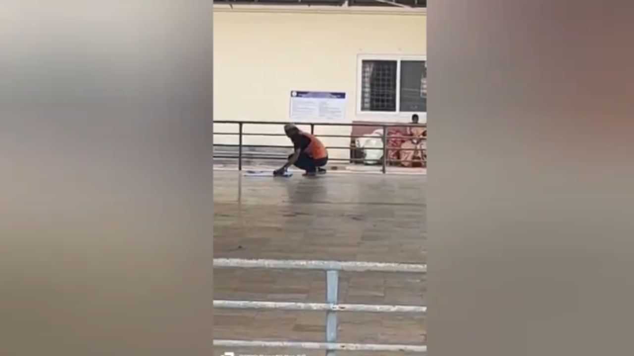 Shocking Video: ਤਿਰੂਪਤੀ ਮੰਦਰ ਚ 10 ਮਿੰਟ ਤੱਕ ਨਮਾਜ਼ ਪੜ੍ਹਦਾ ਰਿਹਾ ਸਖਸ, ਵੀਡੀਓ ਸਾਹਮਣੇ ਆਉਣ ਤੋਂ ਬਾਅਦ ਹੰਗਾਮਾ