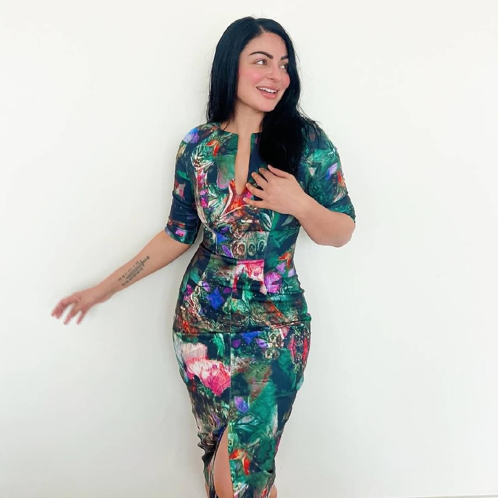 ਨੀਰੂ ਬਾਜਵਾ ਨੇ ਬਾਡੀਕੋਨ ਅਤੇ ਸਲਿਟ ਸਟਾਈਲ ਪ੍ਰਿੰਟਿਡ ਮੈਕਸੀ ਡਰੈੱਸ ਪਾਈ ਹੈ। ਤੁਸੀਂ ਗਰਮੀਆਂ ਵਿੱਚ ਦਫਤਰ ਅਤੇ ਪਾਰਟੀ ਦੋਵਾਂ ਲਈ ਅਦਾਕਾਰਾ ਦੇ ਇਸ ਲੁੱਕ ਤੋਂ ਆਈਡੀਆ ਲੈ ਸਕਦੇ ਹੋ। ਨੀਰੂ ਦਾ ਇਹ ਲੁੱਕ ਸਟਾਈਲਿਸ਼ ਲੱਗ ਰਿਹਾ ਹੈ।( Credit : neerubajwa )