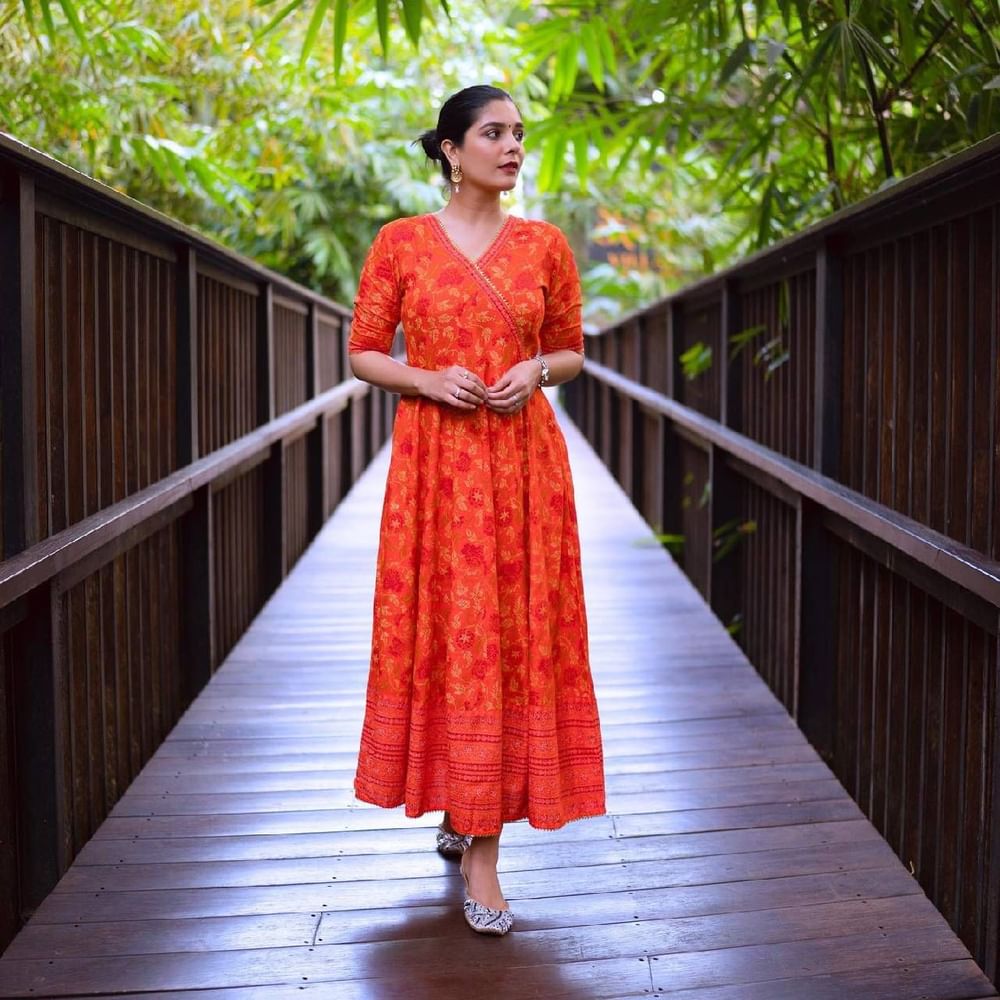 ਪੂਜਾ ਗੌਰ ਨੇ ਇੰਡੋ-ਵੈਸਟਰਨ ਸਟਾਈਲ ਦੀ ਪ੍ਰਿੰਟਿਡ ਮੈਕਸੀ ਡਰੈੱਸ ਪਹਿਨੀ ਸੀ। ਨਾਲ ਹੀ, ਲੁੱਕ ਨੂੰ ਲਾਈਟ ਵੇਟ ਇਅਰਇੰਗਸ, ਮੇਕਅਪ ਅਤੇ ਬਨ ਹੇਅਰ ਸਟਾਈਲ ਨਾਲ ਕੰਪਲੀਟ ਕੀਤਾ ਹੈ। ਤੁਸੀਂ ਅਦਾਕਾਰਾ ਦੇ ਇਸ ਲੁੱਕ ਤੋਂ ਆਫਿਸ ਲਈ ਵੀ ਆਈਡੀਆ ਲੈ ਸਕਦੇ ਹੋ। ( Credit : poojagor )