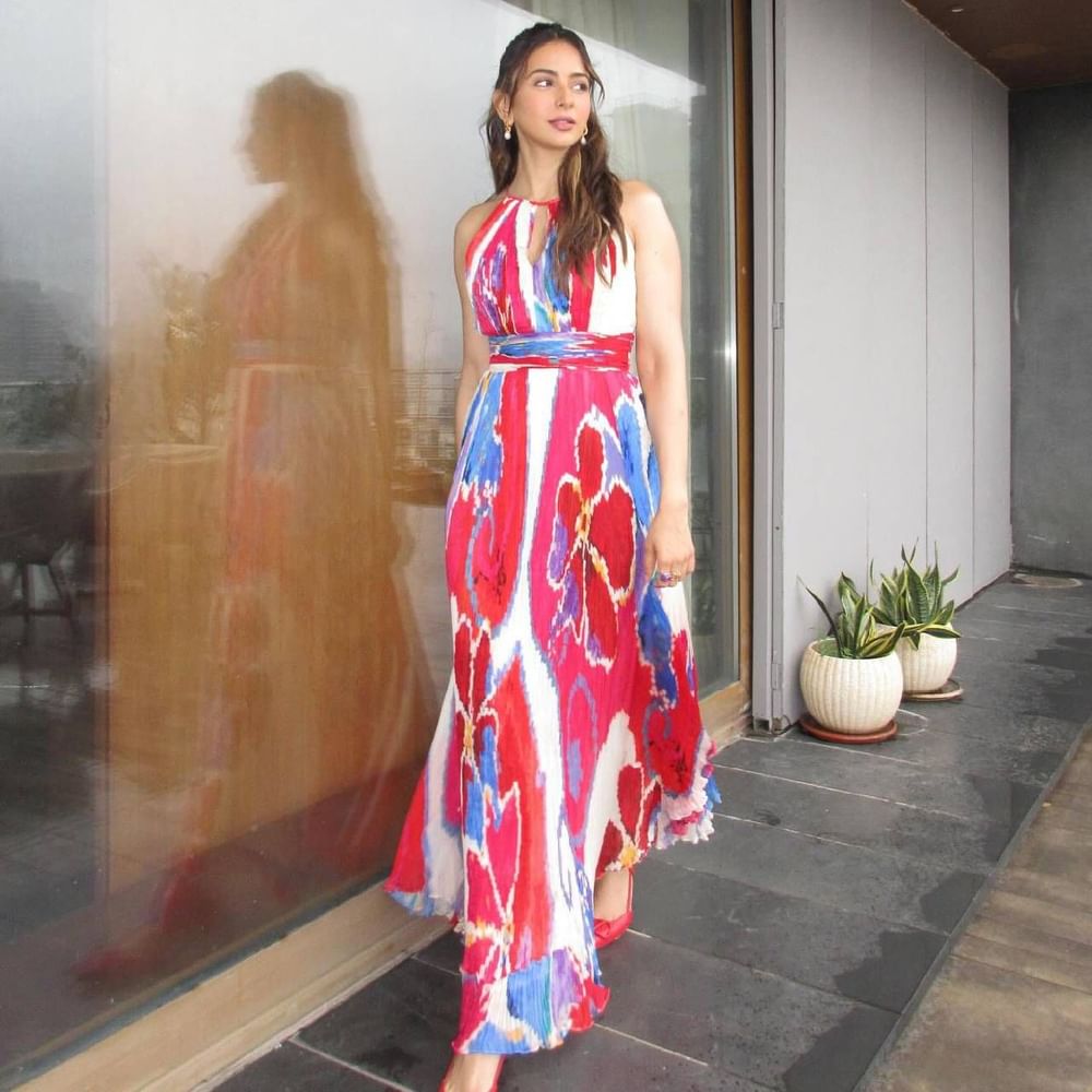 ਰਕੁਲ ਪ੍ਰੀਤ ਦਾ ਇਹ ਲੁੱਕ ਬਹੁਤ ਸਟਾਈਲਿਸ਼ ਲੱਗ ਰਿਹਾ ਹੈ। ਅਦਾਕਾਰਾ ਨੇ ਪ੍ਰਿੰਟਿਡ ਮੈਕਸੀ ਡਰੈੱਸ ਪਾਈ ਹੋਈ ਹੈ। ਇਸ ਸਟਾਈਲ ਦੀ ਪ੍ਰਿੰਟਿਡ ਡਰੈੱਸ ਪਾਰਟੀ ਲਈ Perfect ਹੈ। ਸਿੰਪਲ ਹੇਅਰ ਸਟਾਈਲ ਅਤੇ ਮੇਕਅਪ ਨਾਲ ਲੁੱਕ ਨੂੰ ਕਲਾਸੀ ਬਣਾਇਆ ਹੈ। ( Credit : rakulpreet )