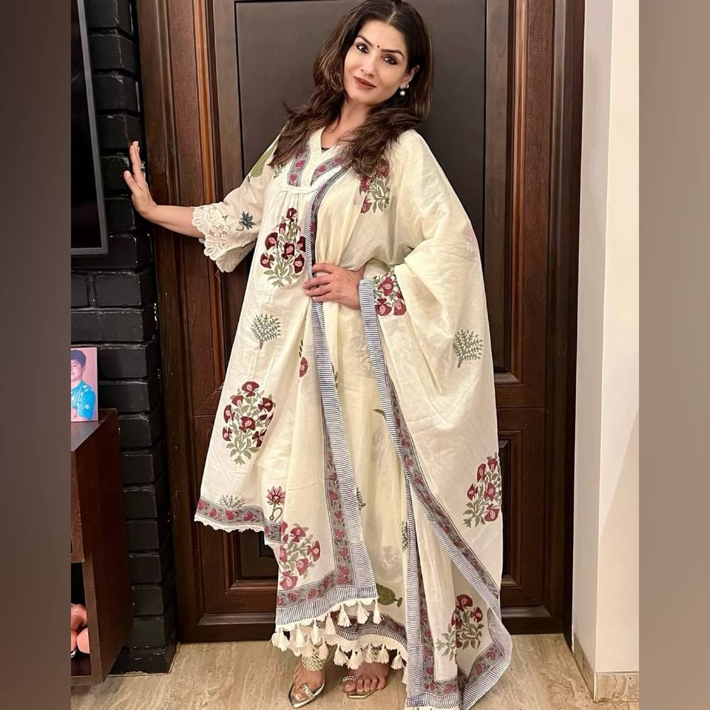 ਰਵੀਨਾ ਟੰਡਨ ਨੇ ਫੁੱਲਦਾਰ ਪ੍ਰਿੰਟਡ ਪਲਾਜ਼ੋ ਸਟਾਈਲ ਦਾ ਅਨਾਰਕਲੀ ਸੂਟ ਪਾਇਆ ਹੋਇਆ ਹੈ। ਨਾਲ ਹੀ Pearl Earrings, Light ਮੇਕਅਪ ਅਤੇ ਖੁੱਲ੍ਹੇ ਵਾਲਾਂ ਨਾਲ ਲੁੱਕ ਨੂੰ ਸਟਾਈਲਿਸ਼ ਬਣਾਇਆ ਹੈ। ( Credit : officialraveenatandon )