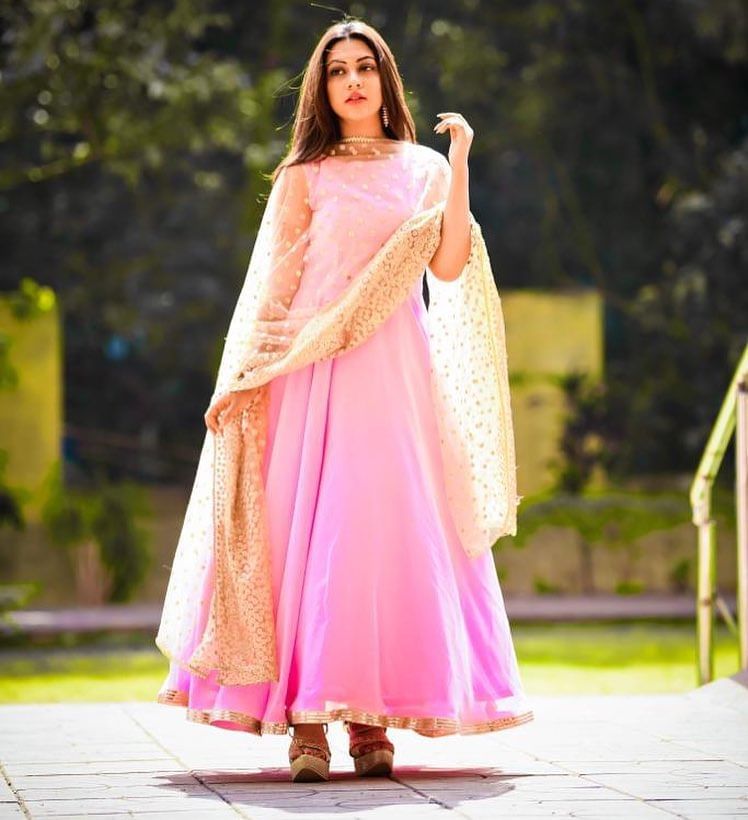 ਰੀਮ ਸ਼ੇਖ ਨੇ ਇੱਕ ਸਾਦਾ ਅਨਾਰਕਲੀ ਲੰਮਾ ਸੂਟ ਪਾਇਆ ਹੋਇਆ ਹੈ। ਅਦਾਕਾਰਾ ਨੇ ਹੈਵੀ ਦੁਪੱਟਾ ਕੈਰੀ ਕੀਤਾ ਹੈ। ਅਦਾਕਾਰਾ ਦਾ ਇਹ ਲੁੱਕ ਸਟਾਈਲਿਸ਼ ਲੱਗ ਰਿਹਾ ਹੈ। ਤੁਸੀਂ ਪਾਰਟੀ ਲਈ ਅਦਾਕਾਰਾ ਦੇ ਇਸ ਲੁੱਕ ਤੋਂ ਆਈਡੀਆ ਲੈ ਸਕਦੇ ਹੋ। ( Credit : reem_sameer8 )