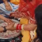 Viral: ਮੁੰਦਰੀ ਖੇਡਣ ਦੀ ਰਸਮ ‘ਚ ਲਾੜੀ ਨੇ ਲਾੜੇ ਨੂੰ ਬੁਰੀ ਤਰ੍ਹਾਂ ਹਰਾਇਆ, ਦੇਖ ਲੋਕਾਂ ਨੇ ਲਏ ਮਜ਼ੇ Viral: ਮੁੰਦਰੀ ਖੇਡਣ ਦੀ ਰਸਮ ‘ਚ ਲਾੜੀ ਨੇ ਲਾੜੇ ਨੂੰ ਬੁਰੀ ਤਰ੍ਹਾਂ ਹਰਾਇਆ, ਦੇਖ ਲੋਕਾਂ ਨੇ ਲਏ ਮਜ਼ੇ