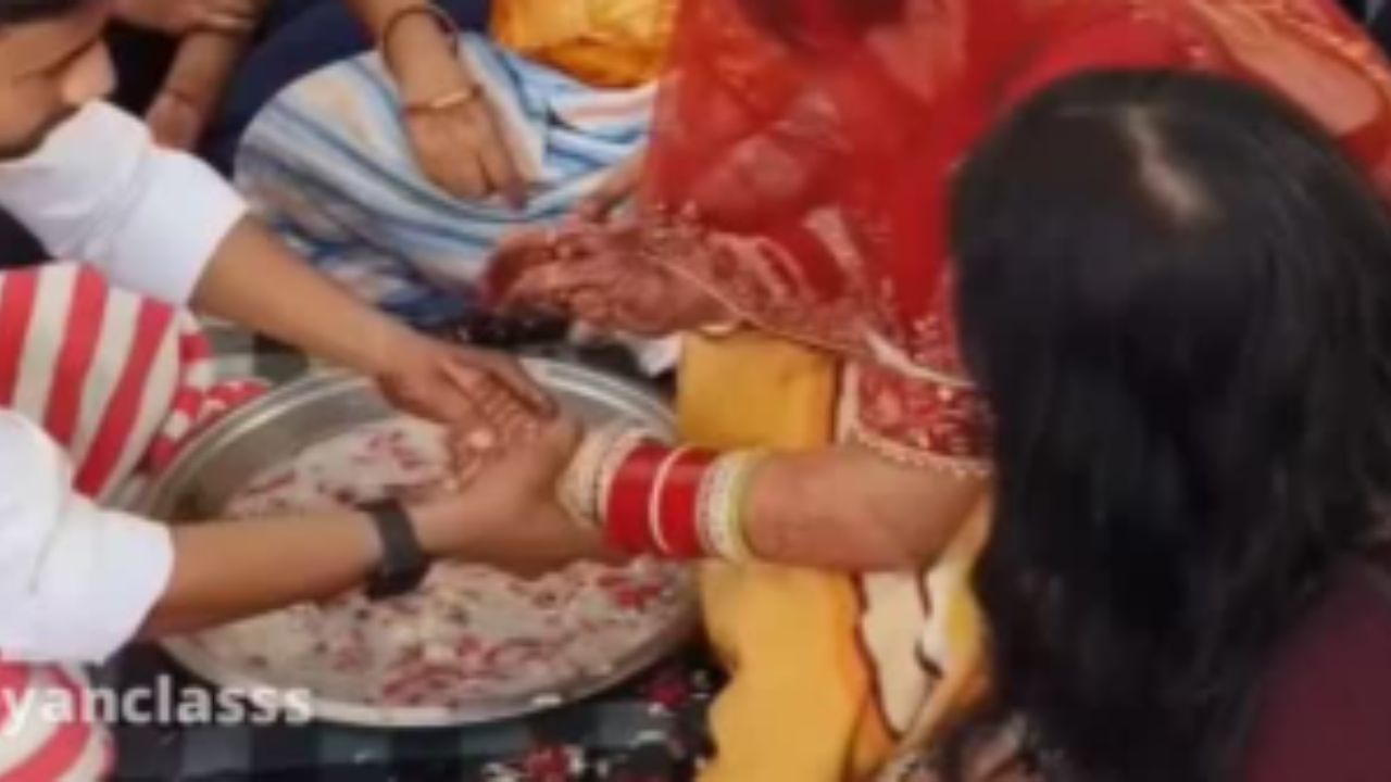 Viral: ਮੁੰਦਰੀ ਖੇਡਣ ਦੀ ਰਸਮ ‘ਚ ਲਾੜੀ ਨੇ ਲਾੜੇ ਨੂੰ ਬੁਰੀ ਤਰ੍ਹਾਂ ਹਰਾਇਆ, ਦੇਖ ਲੋਕਾਂ ਨੇ ਲਏ ਮਜ਼ੇ