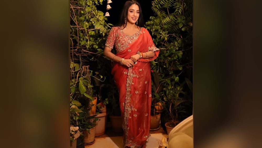 ਰੁਪਾਲੀ ਗਾਂਗੁਲੀ ਨੇ ਸੀਕੁਐਂਸ ਵਰਕ ਸਾੜੀ ਪਾਈ ਹੈ ਅਤੇ ਇੱਕ ਭਾਰੀ ਬਲਾਊਜ਼ ਡਿਜ਼ਾਈਨ ਵੀ ਪਾਇਆ ਹੈ। ਨਾਲ ਹੀ, ਖੁੱਲ੍ਹੇ ਵਾਲਾਂ ਦੇ ਸਟਾਈਲ, ਮੇਕਅਪ ਅਤੇ ਭਾਰੀ ਝੁਮਕਿਆਂ ਨਾਲ ਲੁੱਕ ਨੂੰ ਕਲਾਸੀ ਬਣਾਇਆ ਗਿਆ ਹੈ। ਤੁਸੀਂ ਗਰਮੀਆਂ ਦੇ ਮੌਸਮ ਵਿੱਚ ਵਿਆਹ ਦੇ ਸਮਾਗਮਾਂ ਲਈ ਅਦਾਕਾਰਾ ਦੇ ਇਸ ਲੁੱਕ ਤੋਂ ਵਿਚਾਰ ਲੈ ਸਕਦੇ ਹੋ। ( Credit : rupaliganguly )