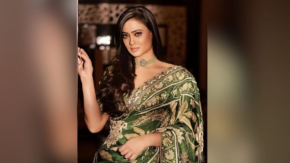 ਸ਼ਵੇਤਾ ਤਿਵਾੜੀ ਨੇ ਪ੍ਰਿੰਟਿਡ ਅਤੇ ਕਢਾਈ ਵਾਲੀ ਭਾਰੀ ਸਾੜੀ ਪਹਿਨੀ ਹੈ। ਨਾਲ ਹੀ, ਚੋਕਰ ਸਟਾਈਲ ਦੇ ਹਾਰ, ਮੇਕਅਪ ਅਤੇ ਖੁੱਲ੍ਹੇ ਵਾਲਾਂ ਨਾਲ ਉਹਨਾਂ ਦਾ ਲੁੱਕ ਸ਼ਾਨਦਾਰ ਲੱਗ ਰਿਹਾ ਹੈ। ਤੁਸੀਂ ਗਰਮੀਆਂ ਵਿੱਚ ਵਿਆਹ ਦੇ ਸਮਾਗਮ ਵਿੱਚ ਜਾਂਦੇ ਸਮੇਂ ਅਦਾਕਾਰਾ ਦੇ ਇਸ ਲੁੱਕ ਤੋਂ ਵਿਚਾਰ ਲੈ ਸਕਦੇ ਹੋ। ( Credit : shweta.tiwari )